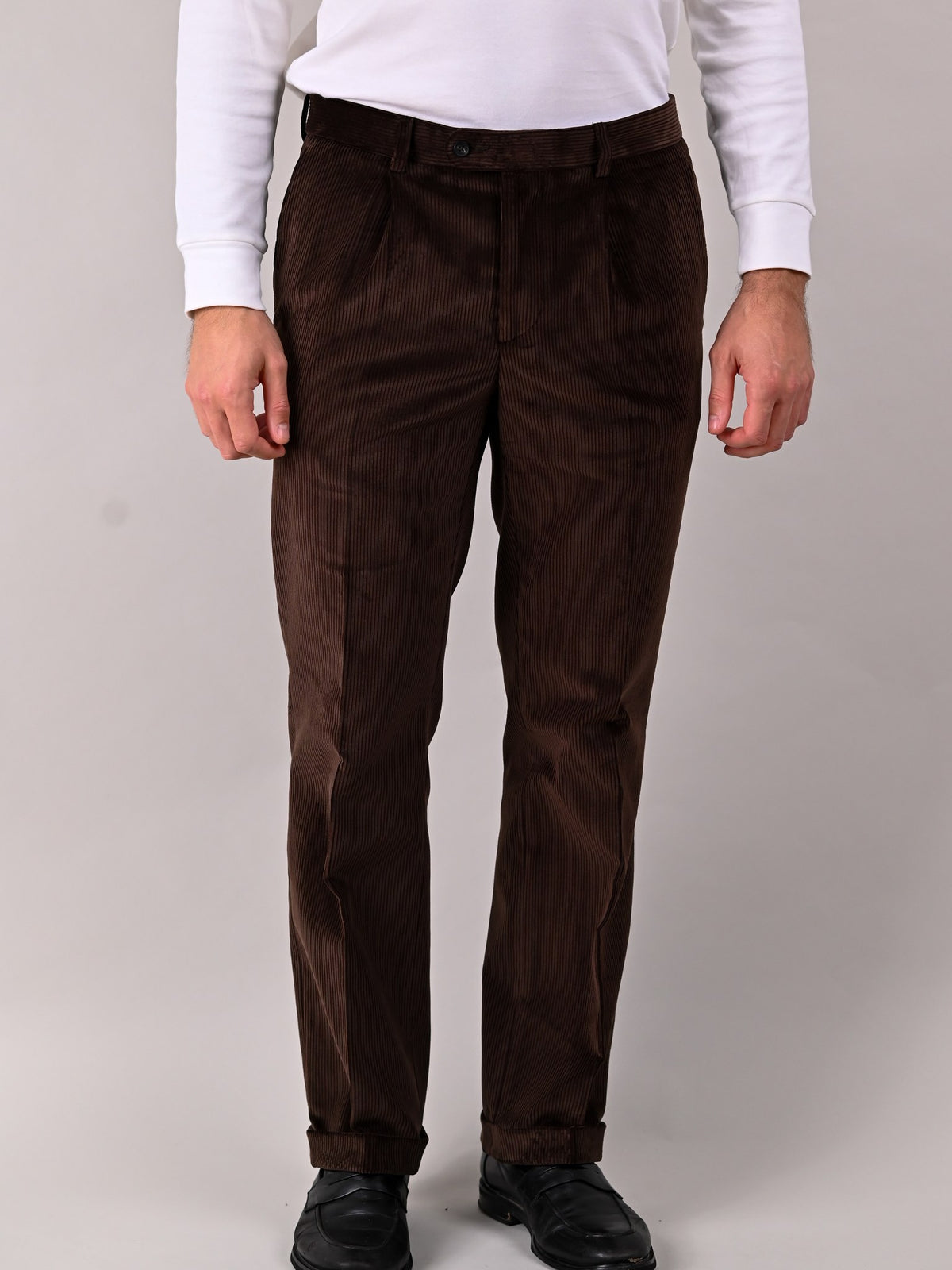 Pantalon en velours côtelé Brisbane Moss Dark Brown en coton marron foncé, vue de face — John Crocket
