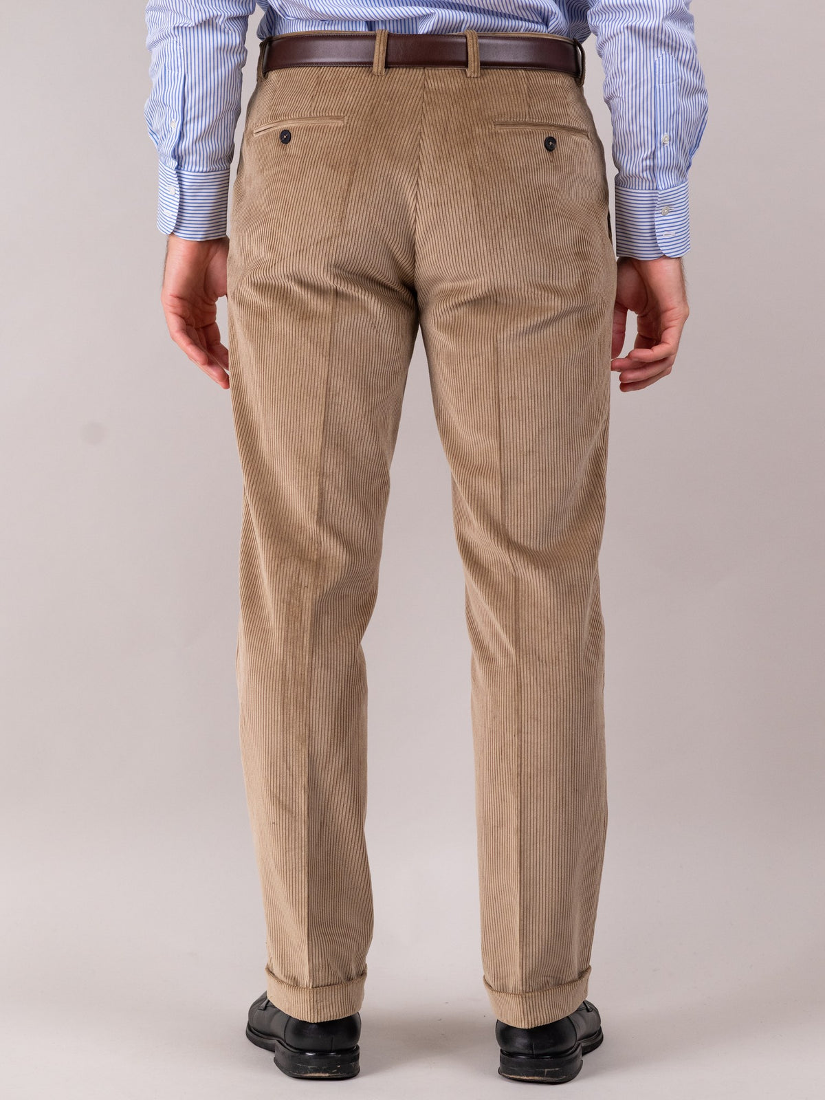 Ribbroek Brisbane Moss Light Drab van katoen in grijsbeige, achteraanzicht — John Crocket