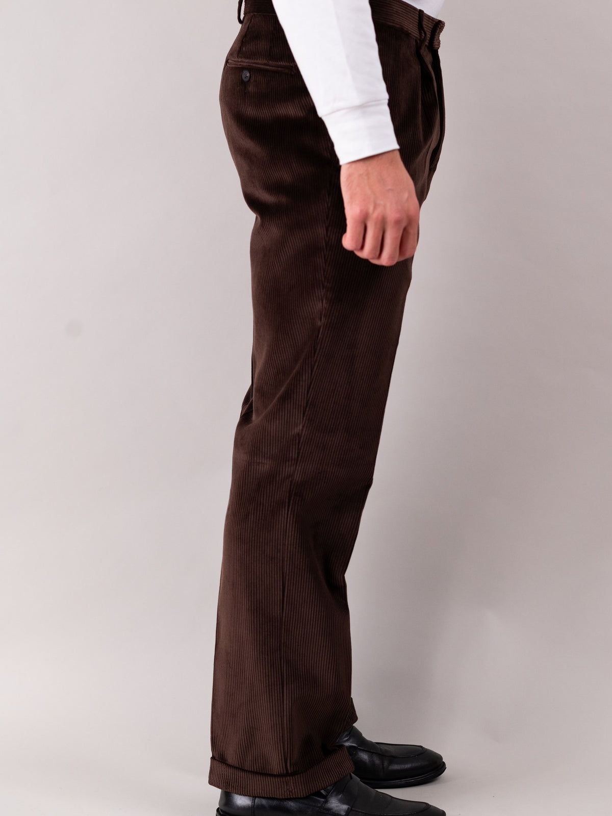 Pantalon en velours côtelé Brisbane Moss Dark Brown en coton marron foncé, vue de profil — John Crocket