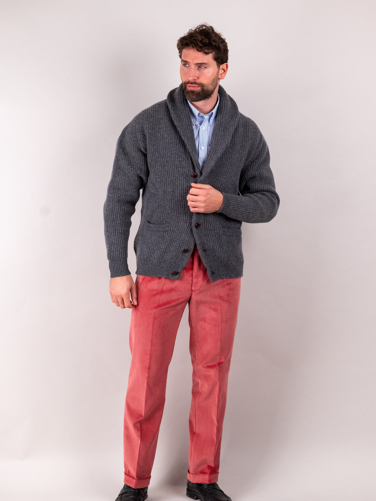 Pantaloni in velluto a coste Brisbane Moss Pink cotone rosa, indossati dal modello — John Crocket