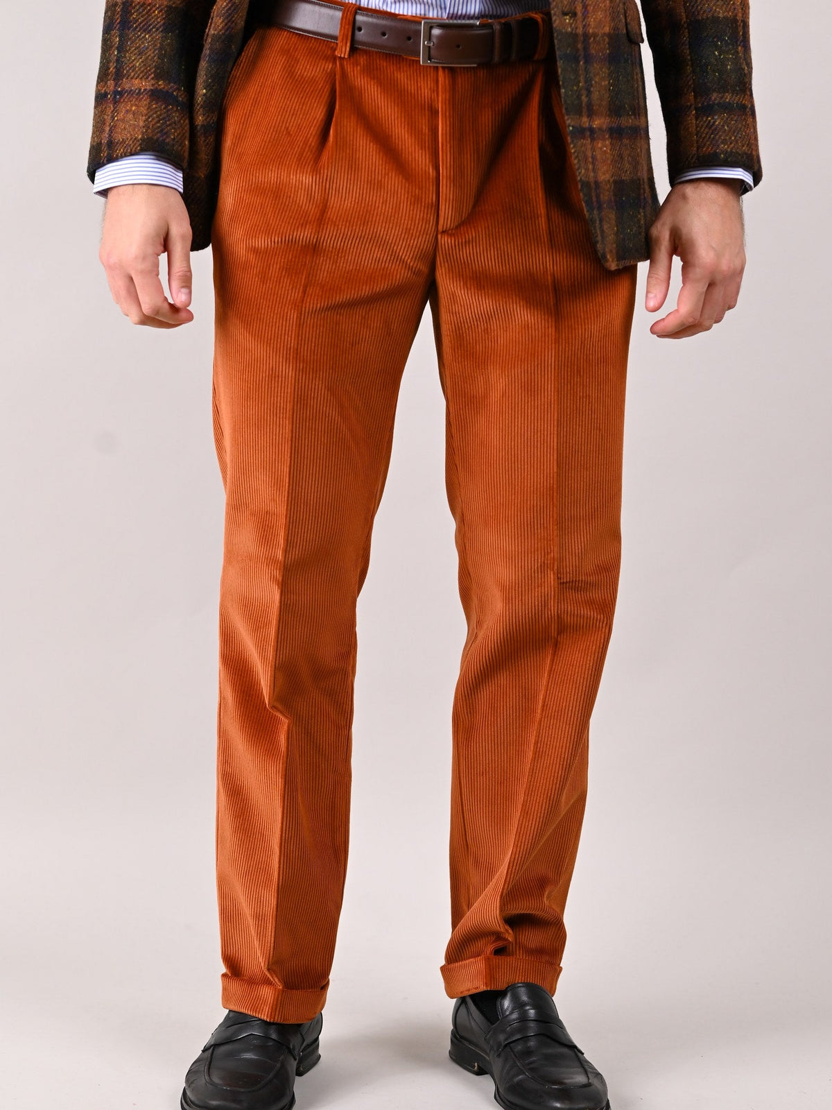 Pantaloni in velluto a coste Brisbane Moss Cinnamon cotone marrone cannella, abbinati a una giacca in tweed — John Crocket