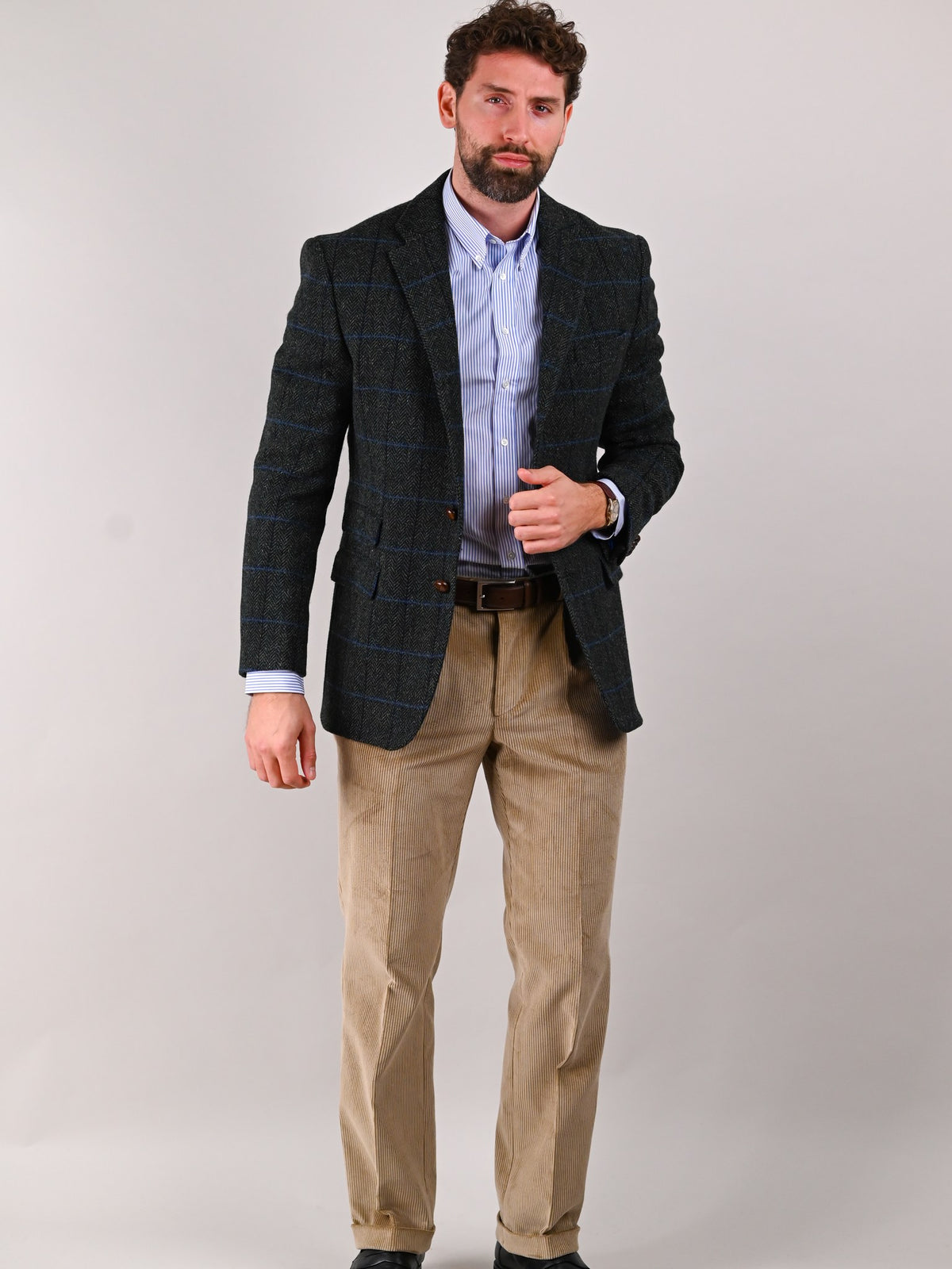 Ribbroek Brisbane Moss Light Drab van katoen in grijsbeige, gedragen door een model — John Crocket