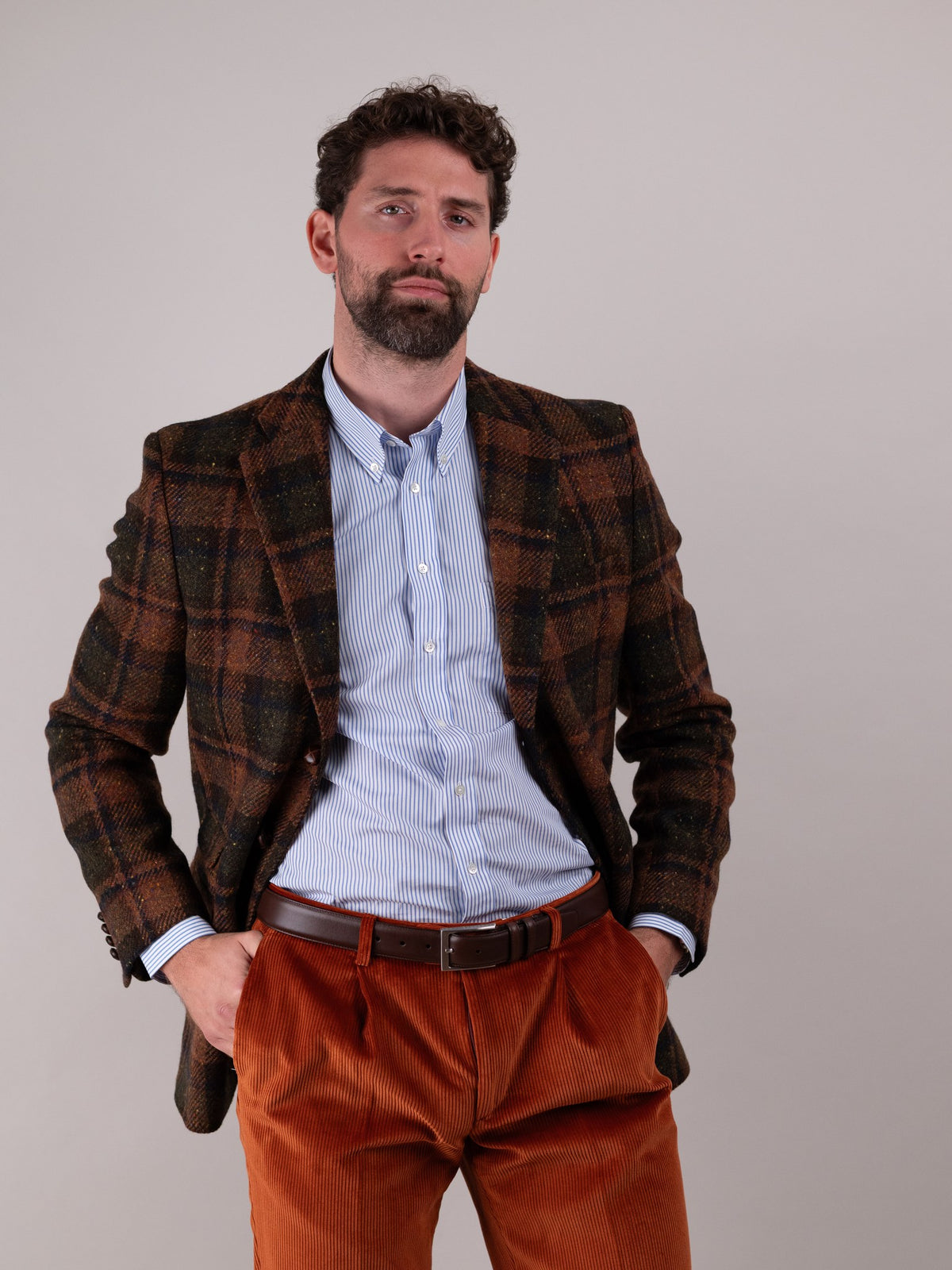 Pantaloni in velluto a coste Brisbane Moss Cinnamon cotone marrone cannella, indossati dal modello — John Crocket