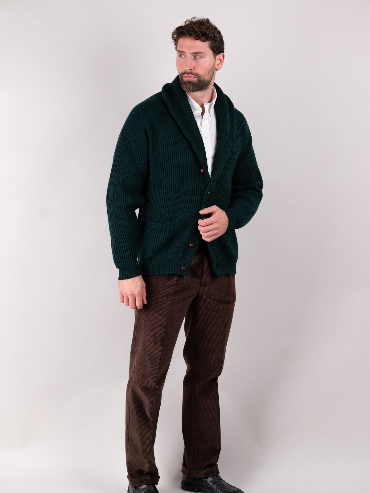 Pantalon en velours côtelé Brisbane Moss Dark Brown en coton marron foncé, porté par un mannequin — John Crocket