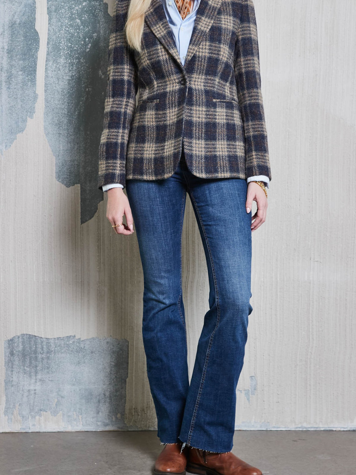 Frau in Tweed Blazer auf Straße