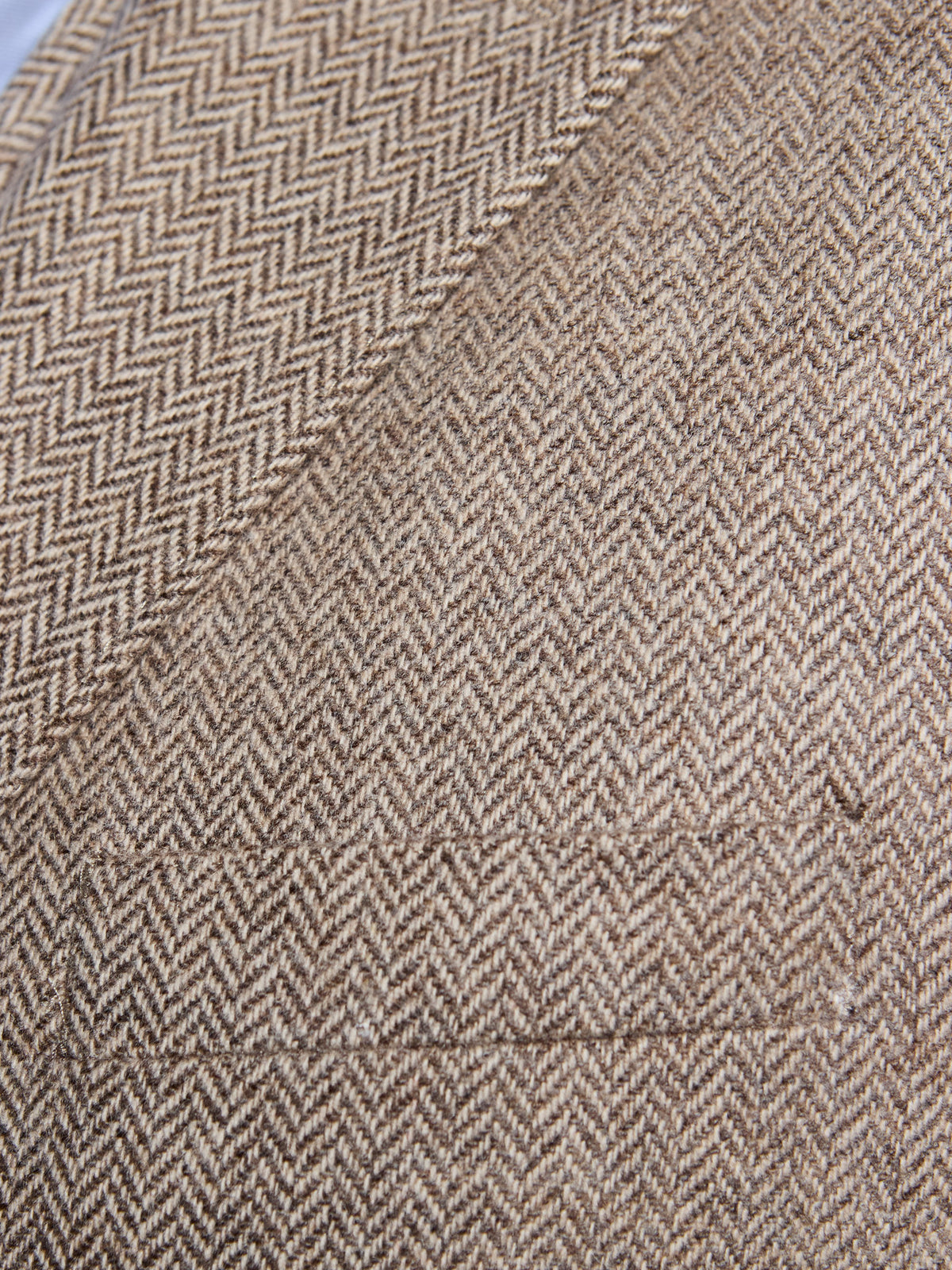 Tweed-Anzug Fischgrät Moon Tweed Oatmeal Stoffdetail am Revers des Sakkos — John Crocket