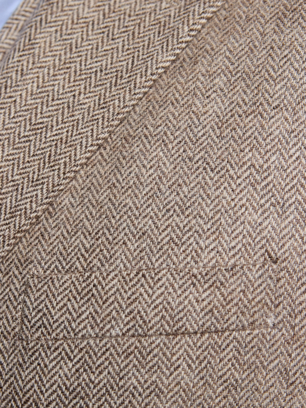 Tweed suit in herringbone, Moon Tweed, Oatmeal, fabric detail at the jacket lapel – John Crocket