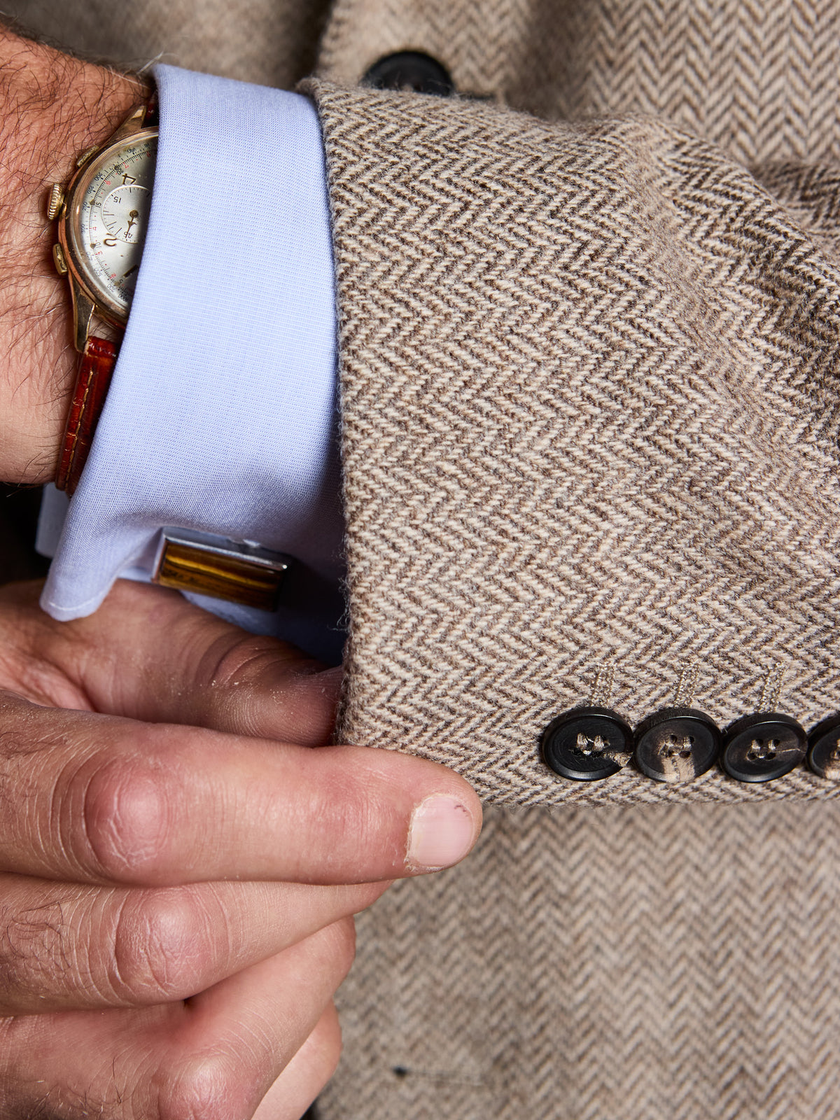 Tweed-Anzug Fischgrät Moon Tweed Oatmeal Detailansicht Ärmelknöpfe und Manschette — John Crocket