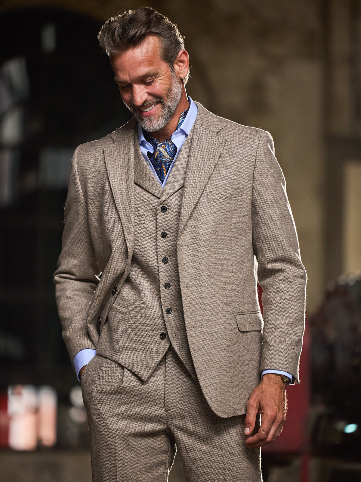 Tweed-Anzug Fischgrät Moon Tweed Oatmeal Dreiteiler am Model, Oberkörper mit Halstuch — John Crocket
