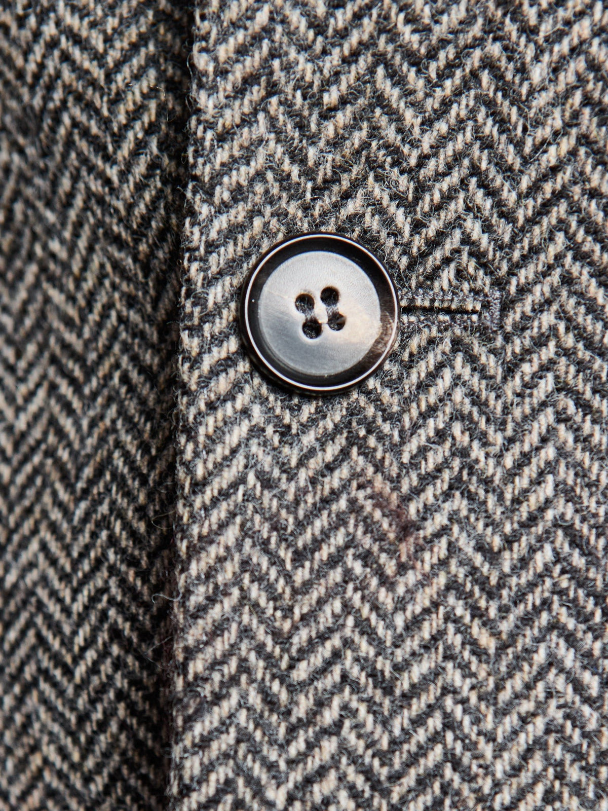Dark Grey tweed suit in Moon Tweed, close-up of a horn button on the jacket – John Crocket