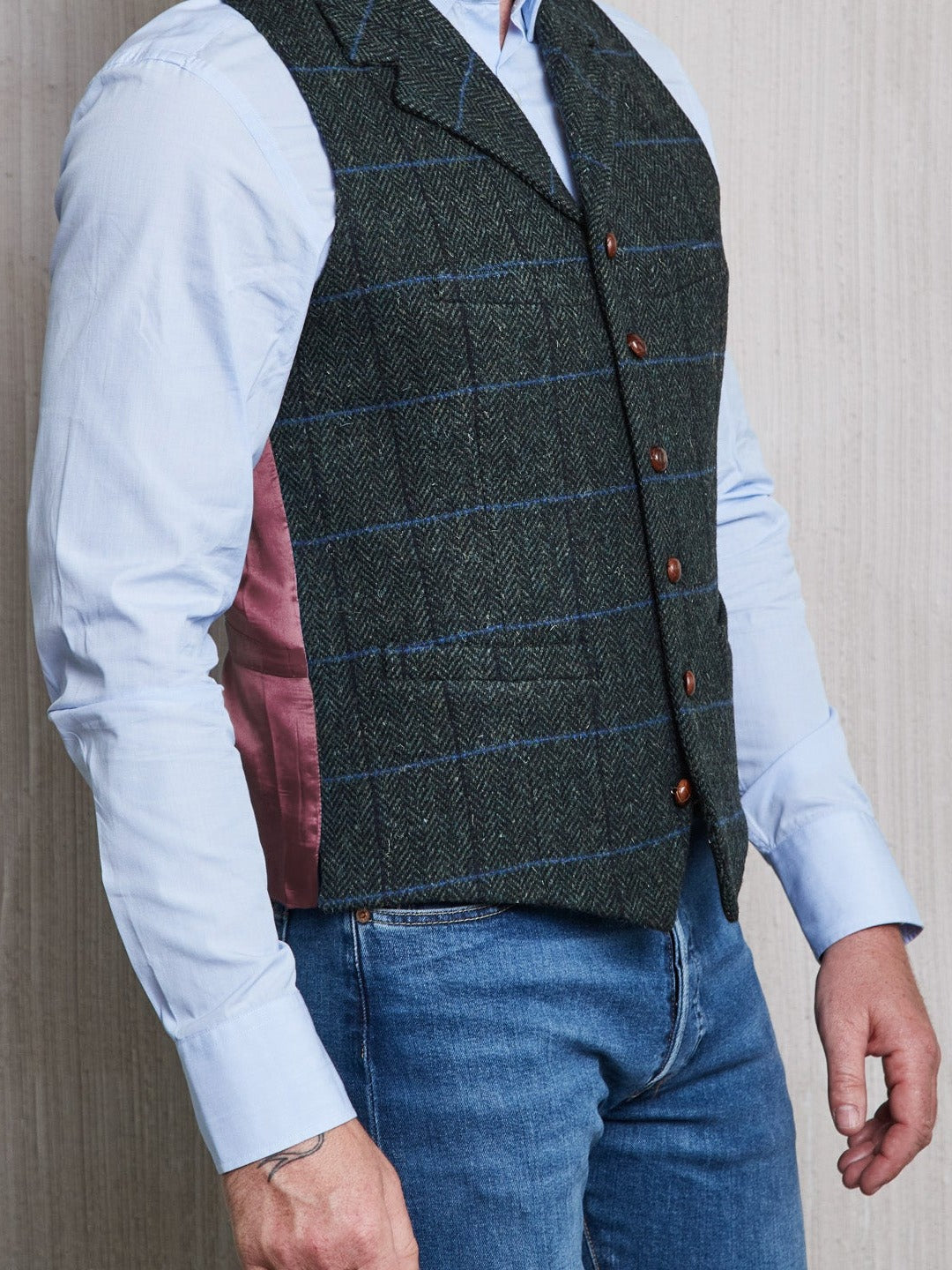 Gilet in Lovat Tweed verde bosco vista frontale — John Crocket