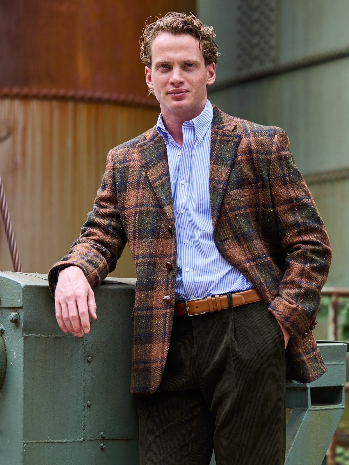 Tweed-Sakko großes Karo Magee Tweed Brown Green am Model angelehnt, zu Cordhose und Gürtel — John Crocket