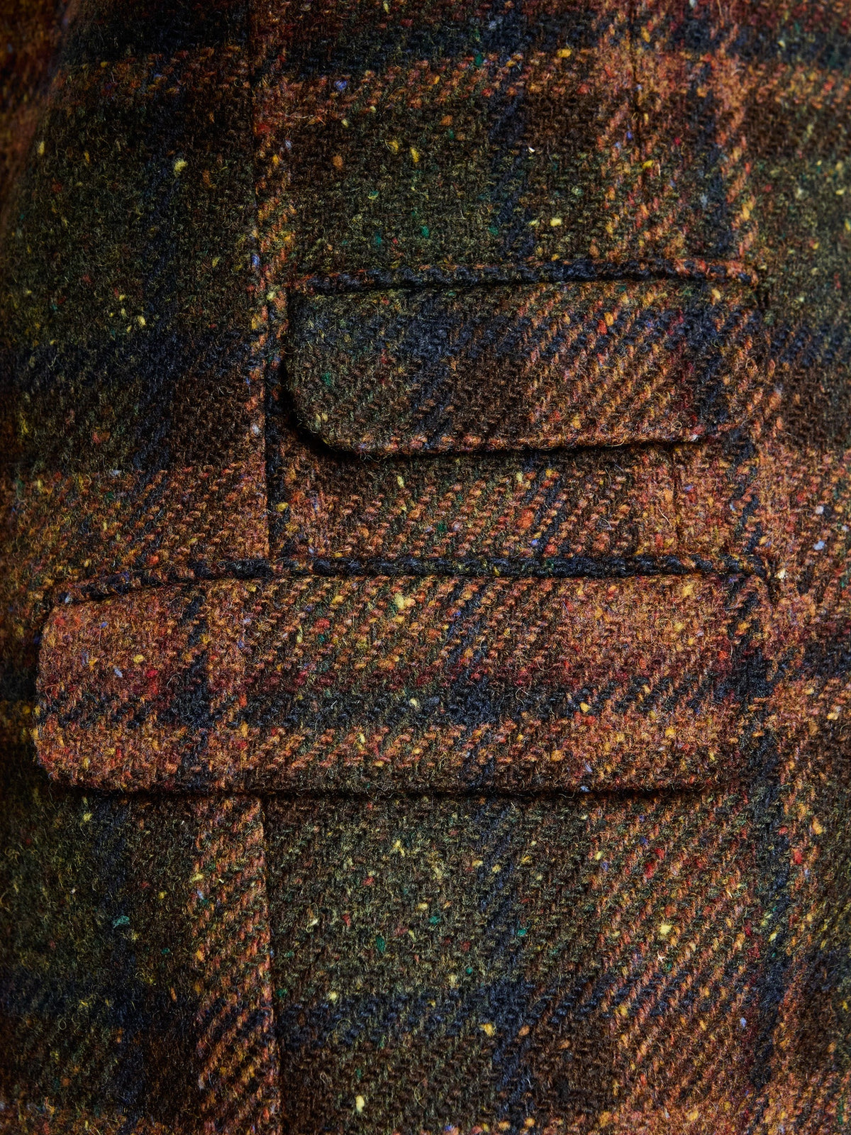 Tweed-Sakko großes Karo Magee Tweed Brown Green Detailansicht der Pattentaschen — John Crocket