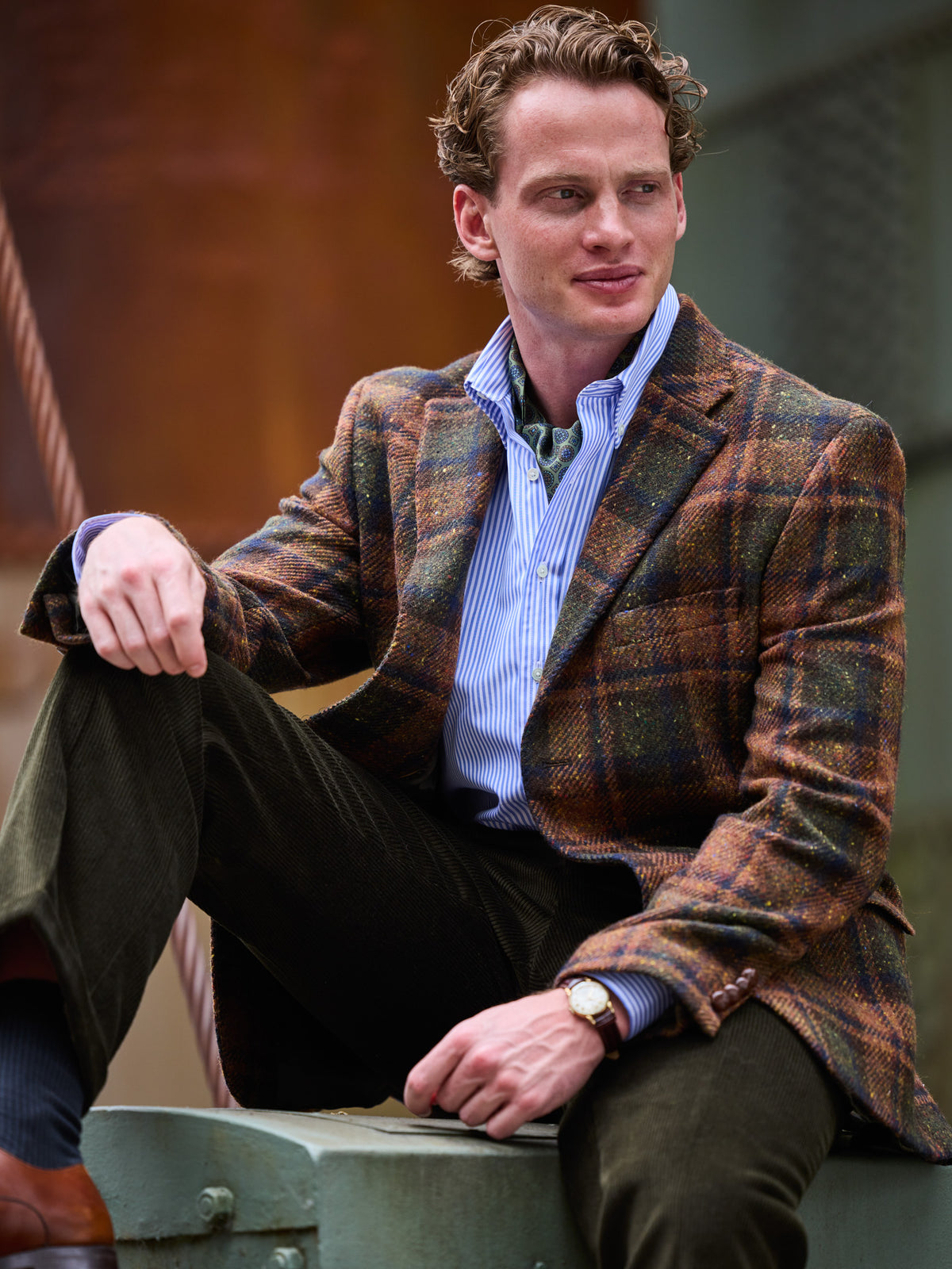 Tweed-Sakko großes Karo Magee Tweed Brown Green am Model sitzend zu Cordhose — John Crocket