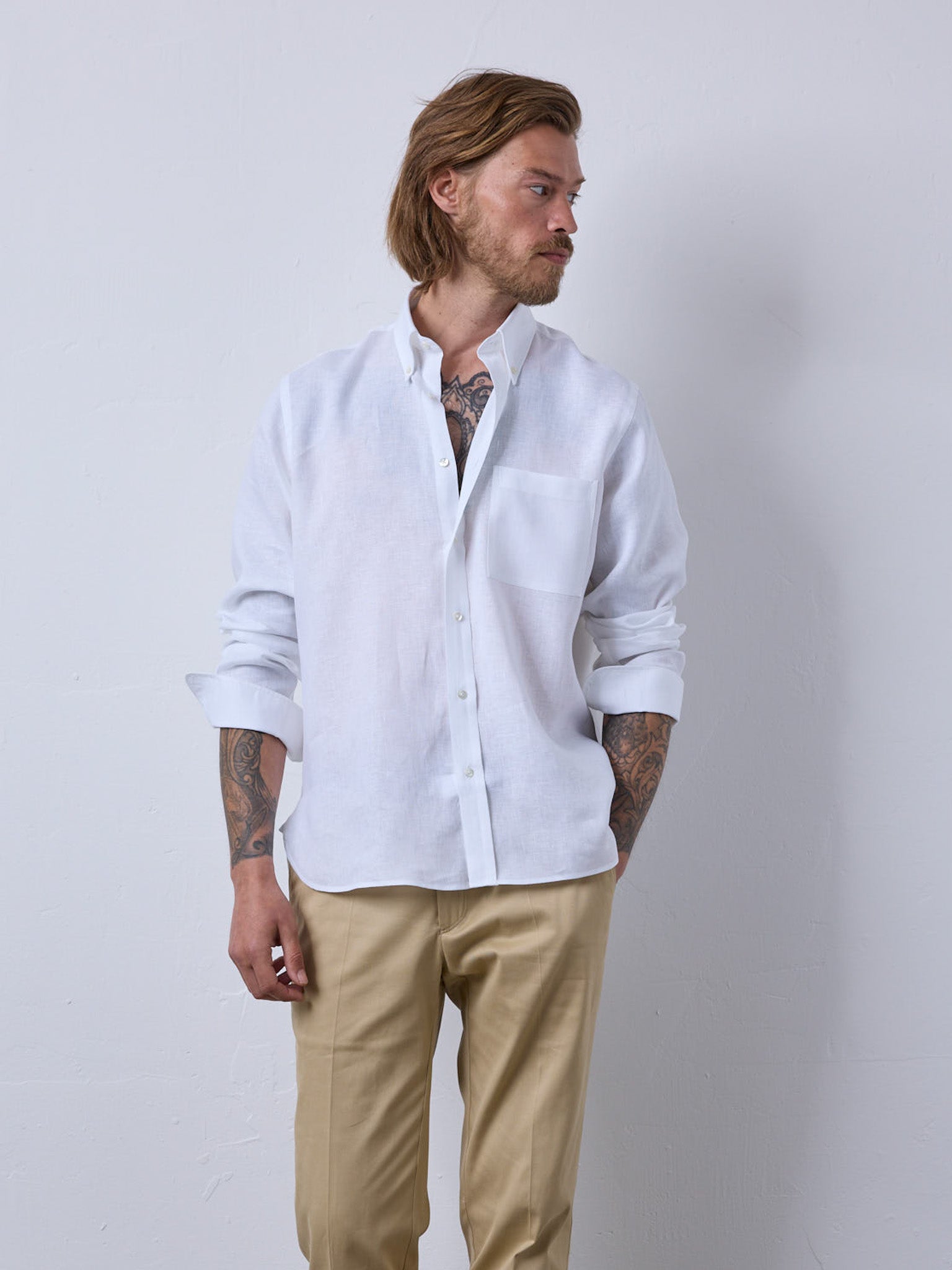 Linen shirt with classic button-down collar in white