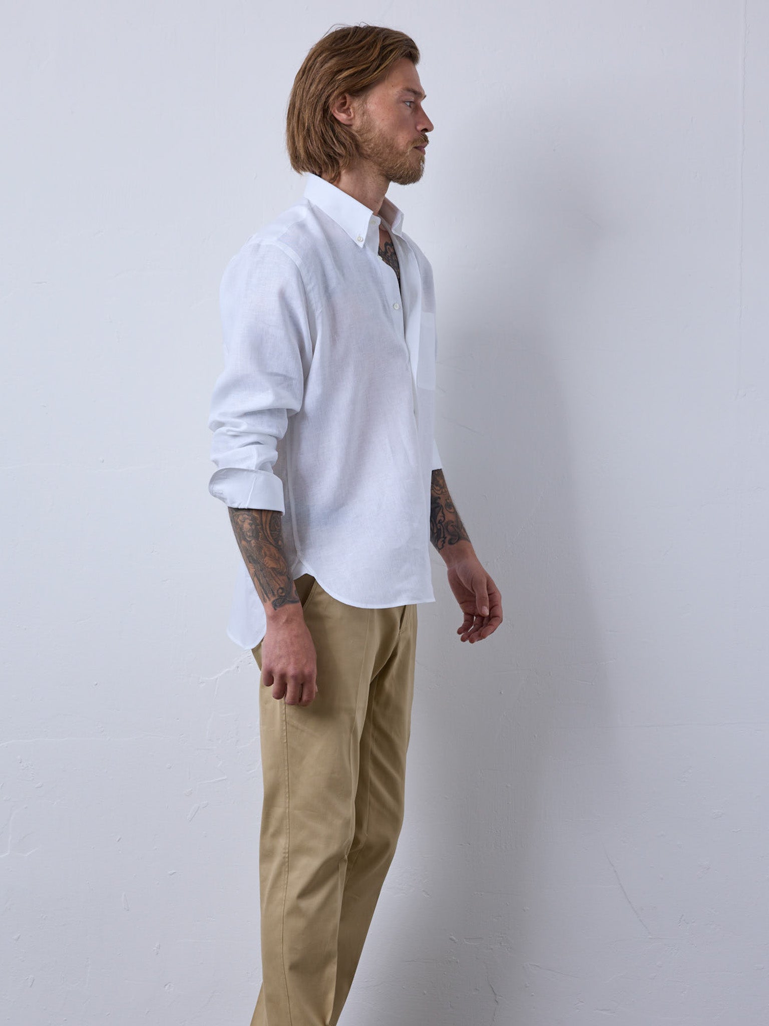 Linen shirt with classic button-down collar in white