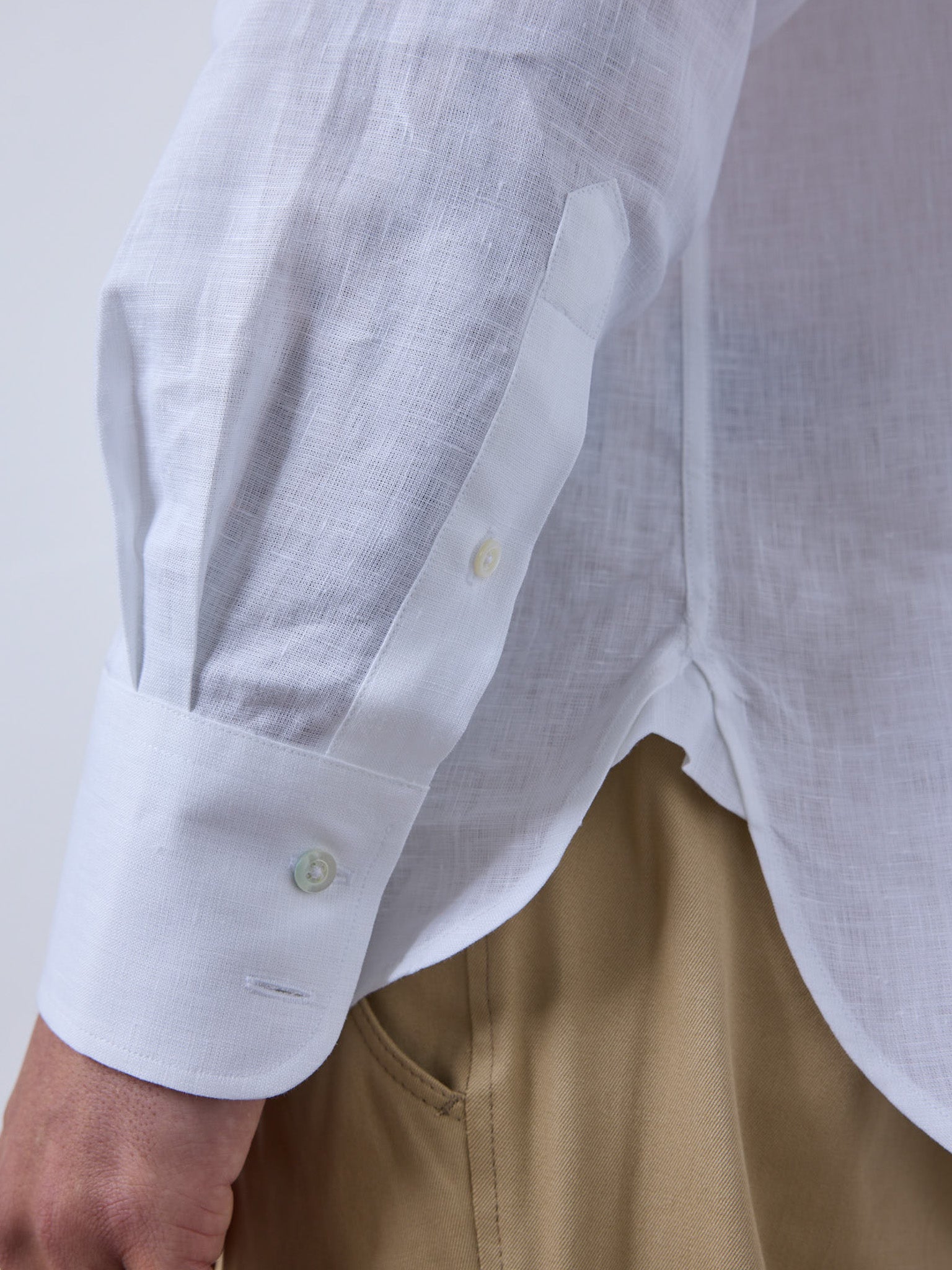 Linen shirt with classic button-down collar in white