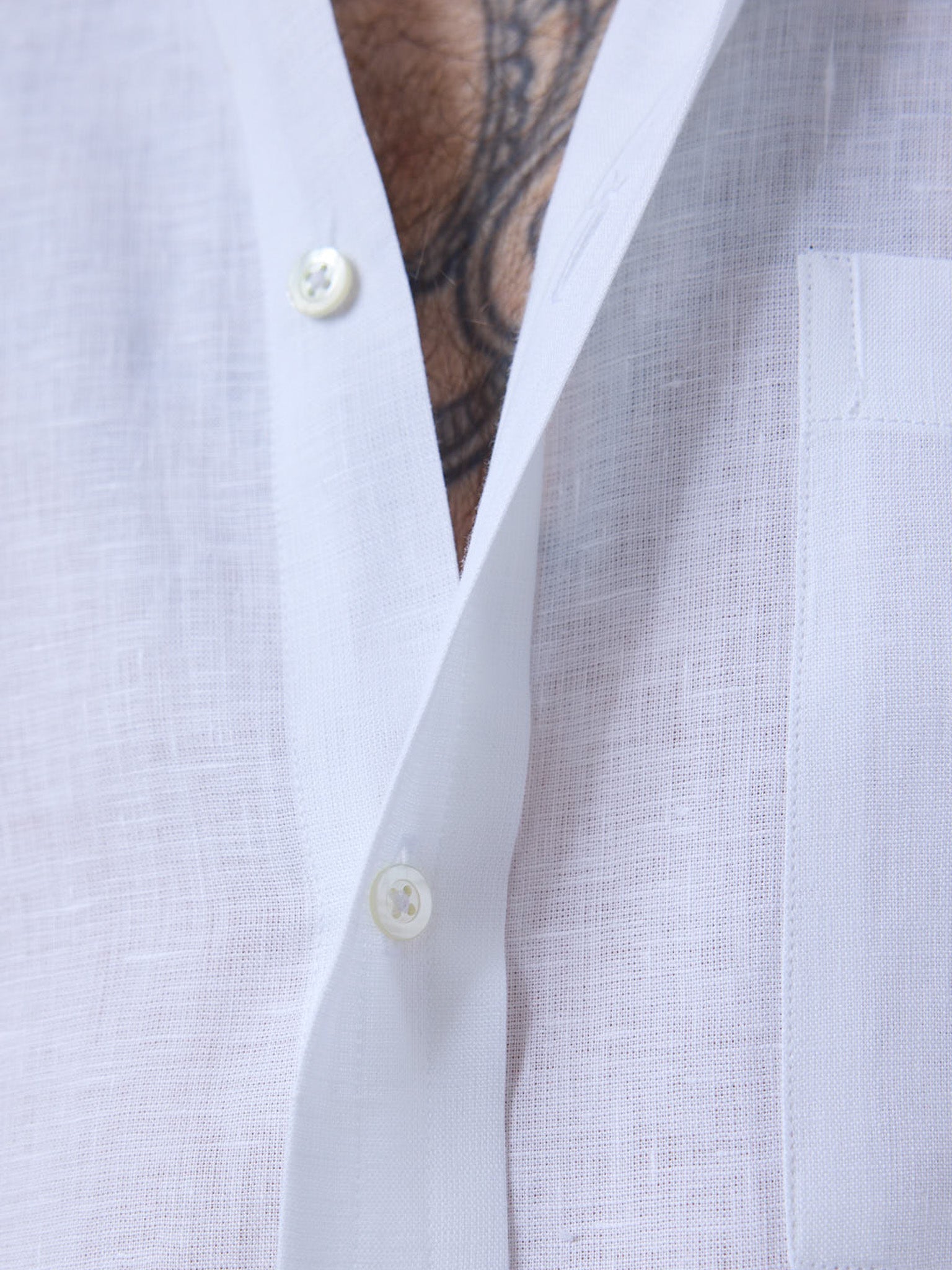 Linen shirt with classic button-down collar in white
