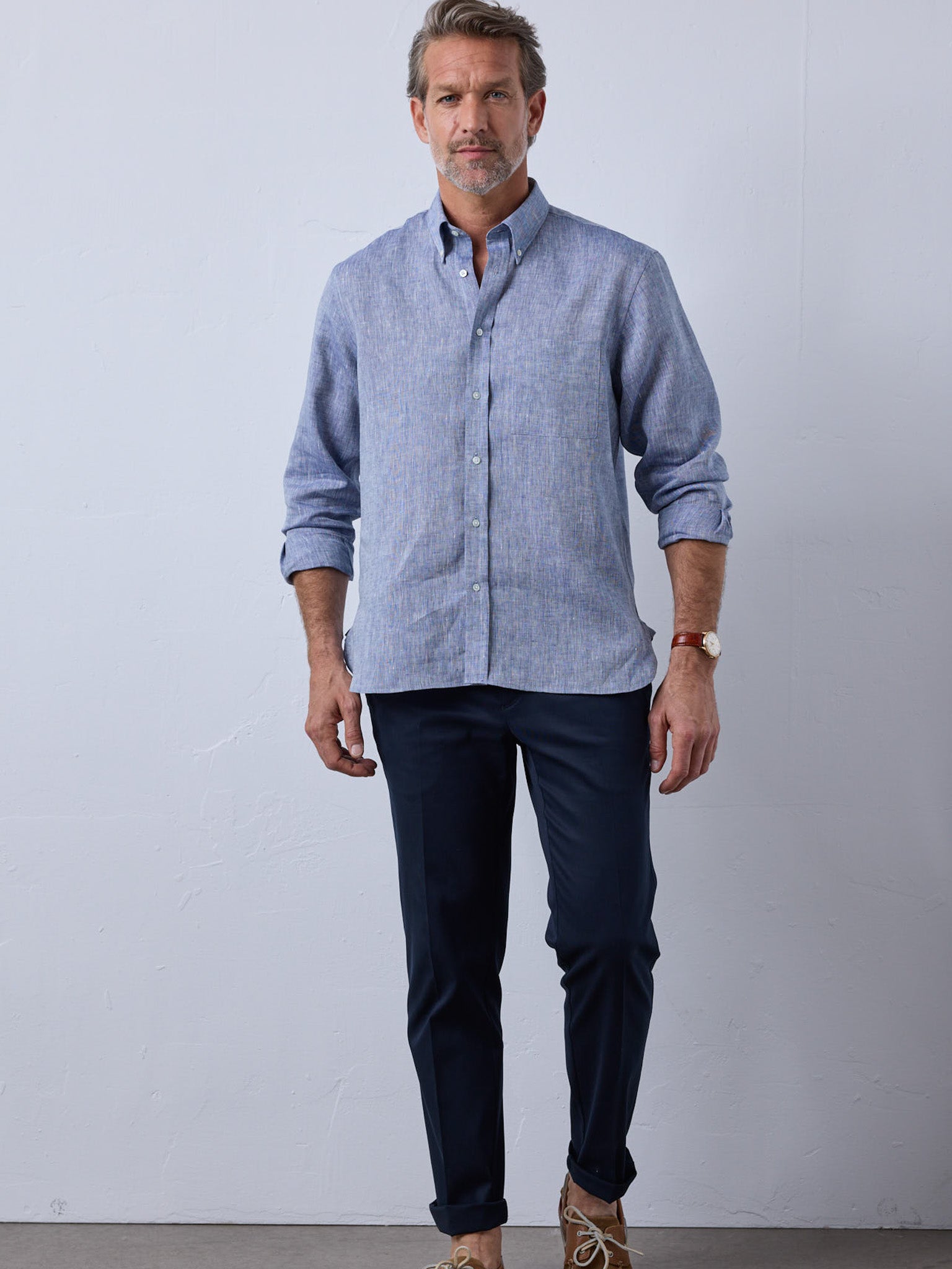 Linen shirt with classic button-down collar in blue