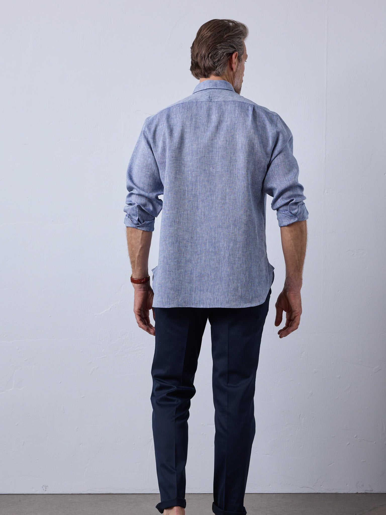 Linen shirt with classic button-down collar in blue