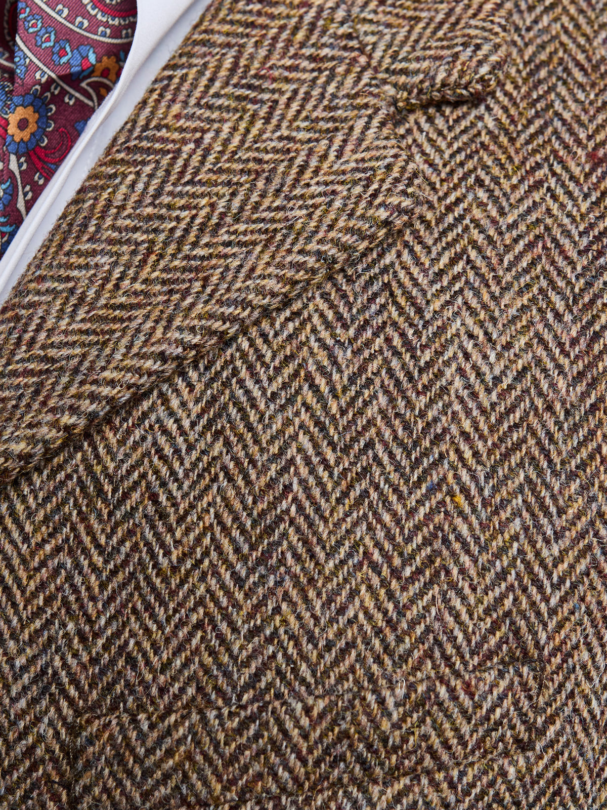 Tweed-Sakko Fischgrät Harris Tweed Green and Fawn Stoffdetail am Revers — John Crocket