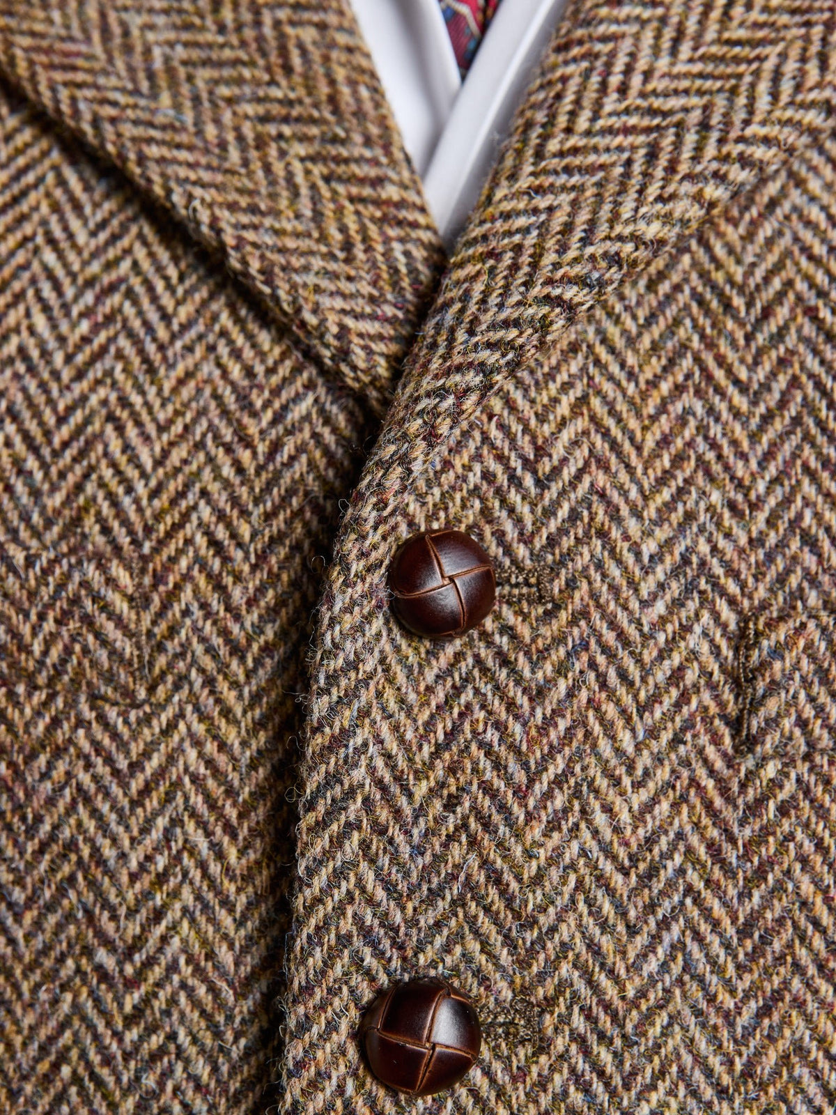 Tweed-Weste Fischgrät Harris Tweed Green and Fawn Detailansicht Lederknöpfe am Revers — John Crocket