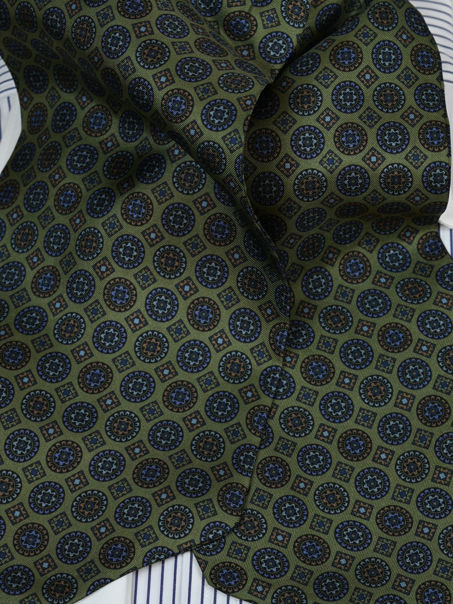 Ascot with paisley in burgundy