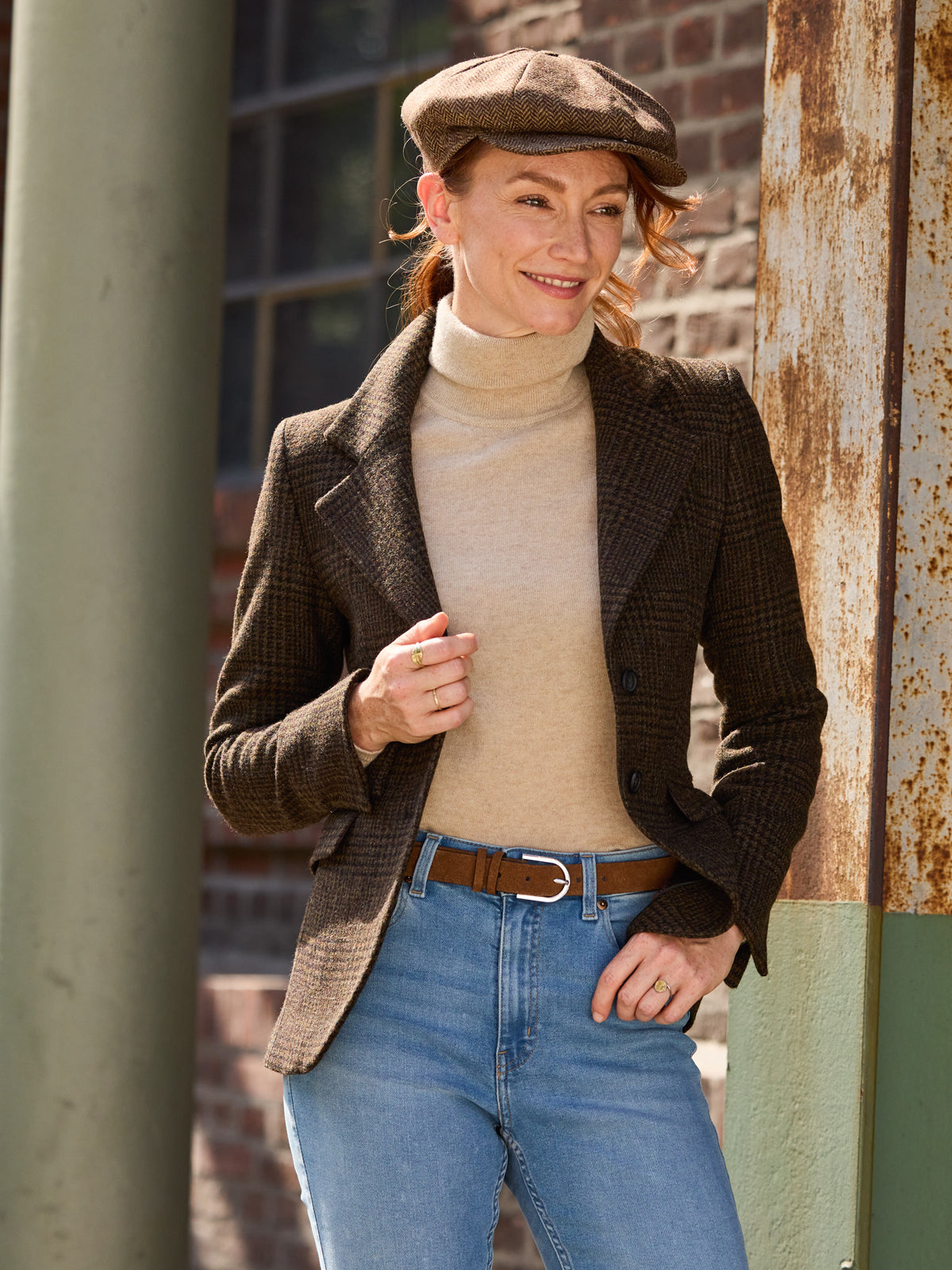 Damenblazer Glencheck Moon Tweed Moss Green Ebony Frontalansicht am Model mit Schiebermütze — John Crocket