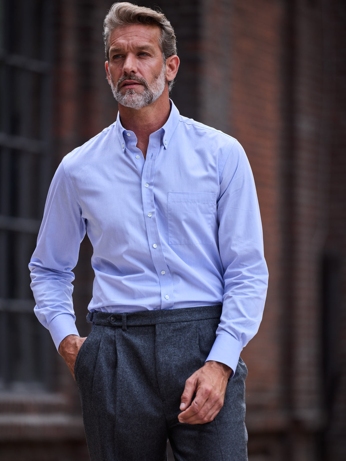 High-Waist-Flanellhose Moon Flanell Midgrey Bundpartie am Model, Oberkörperausschnitt — John Crocket