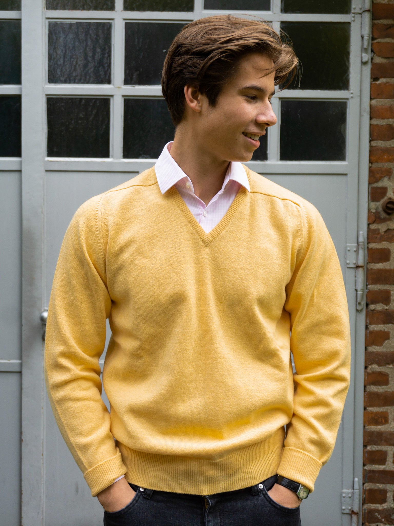 Lambswool sweater with V-neck in classic colors (size 40-42)