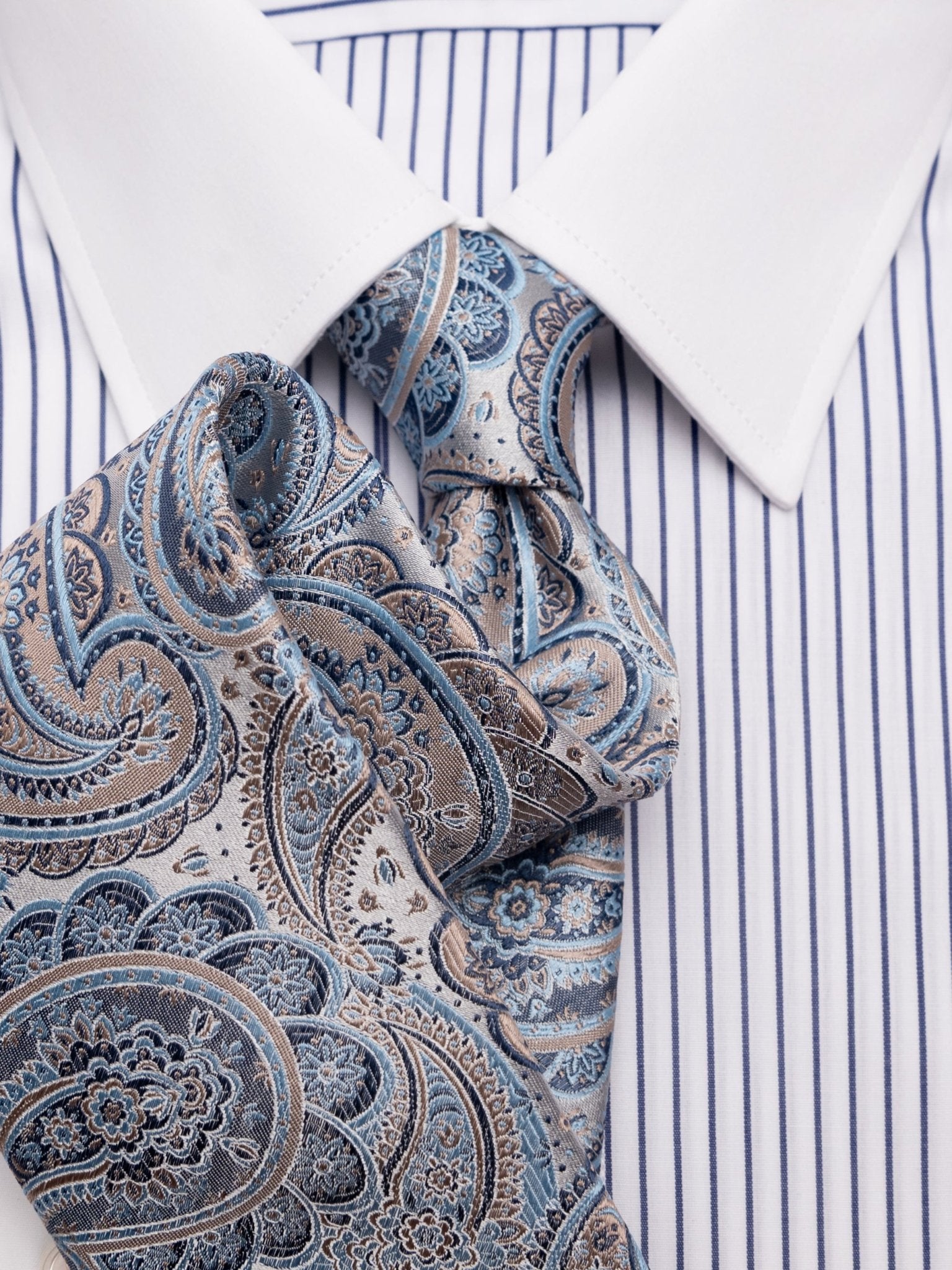 Seidenkrawatte Paisley in hellblau/beige, Detailansicht