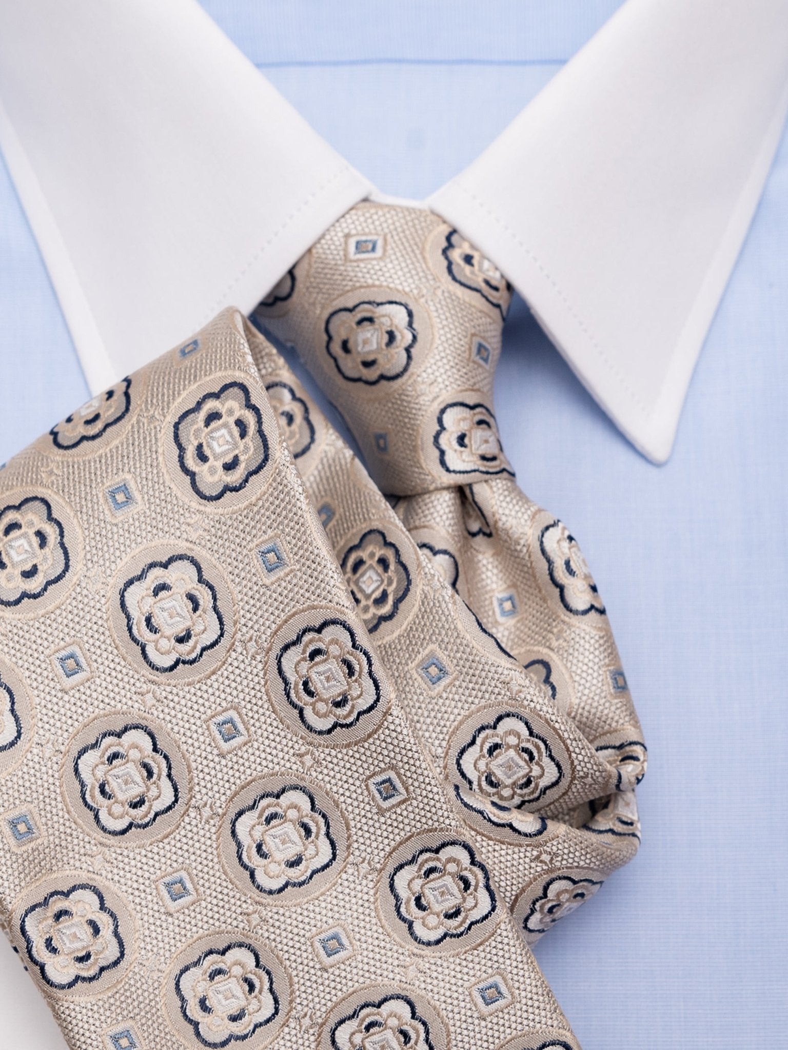 Tie with medallion in champagne