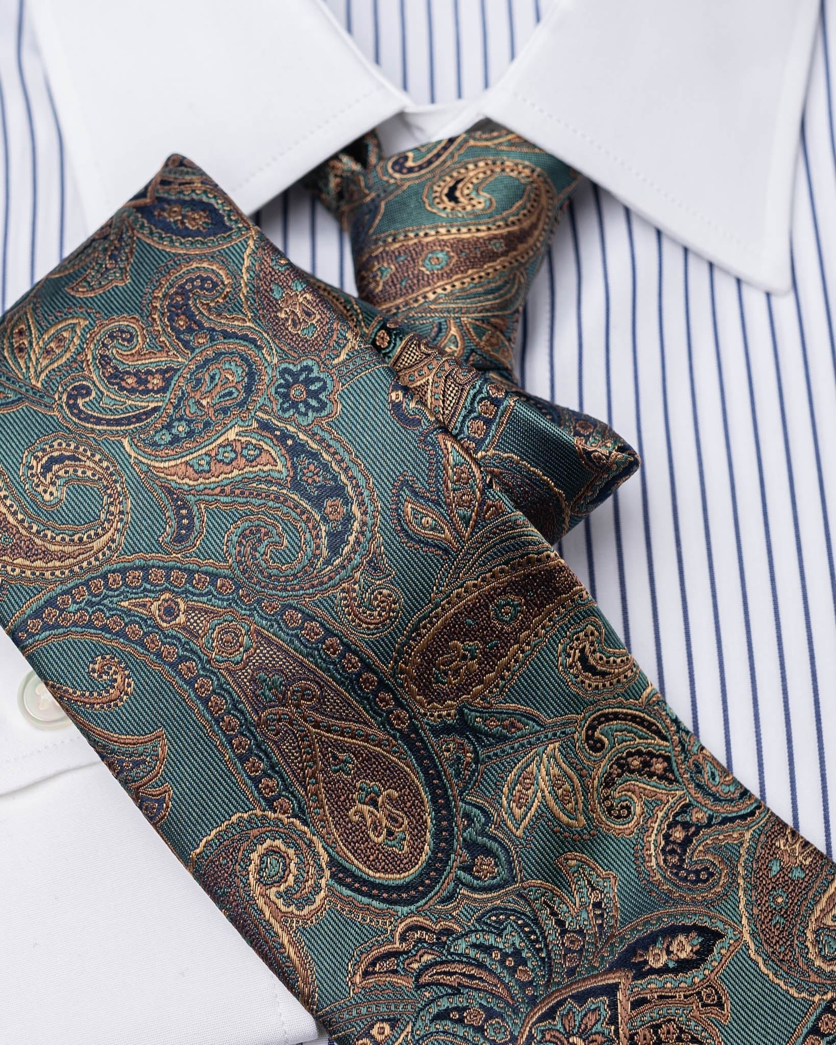 Tie with paisley in bottle/gold