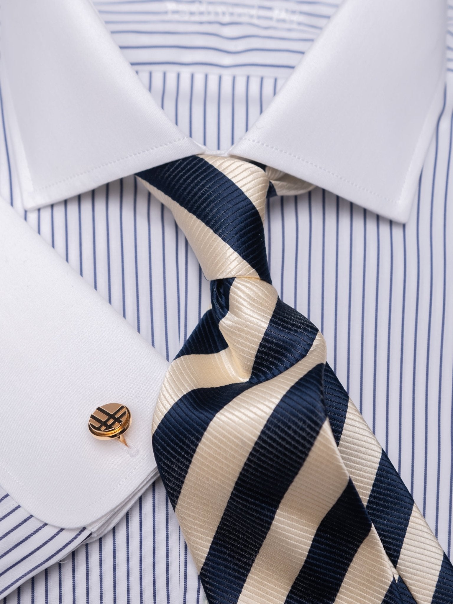 Seidenkrawatte Clubstreifen in navy/creme, Detailansicht
