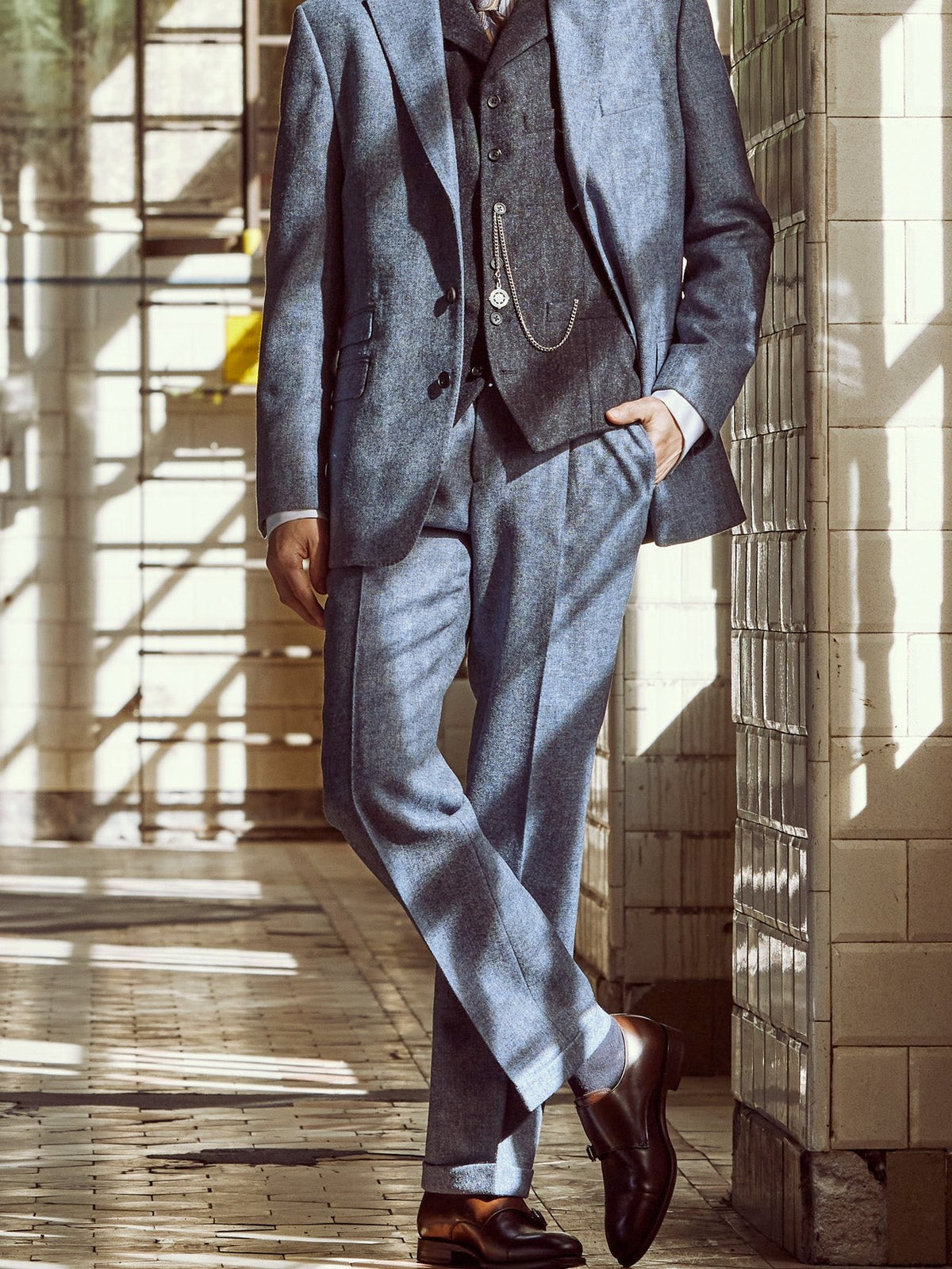 Tweed Anzug Dreiteiler hellblau aus Moon Tweed — John Crocket