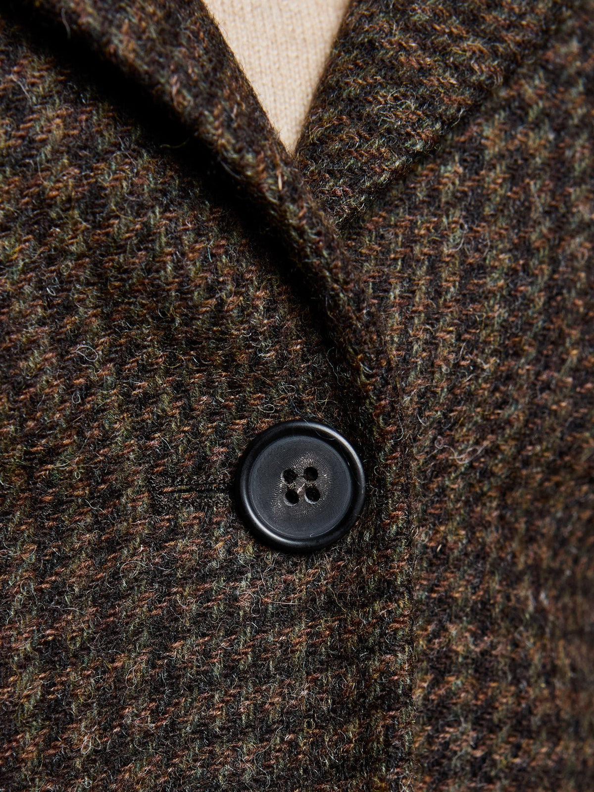 Women's blazer in Glen check, Moon Tweed, Moss Green Ebony, detail view of horn button at the lapel – John Crocket