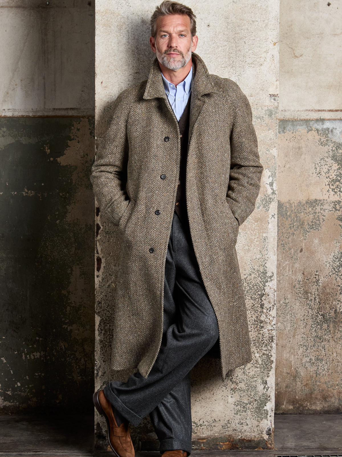 Raglanmantel Fischgrät John Hanly Tweed Olive Light Brown Frontalansicht am Model, offen getragen — John Crocket