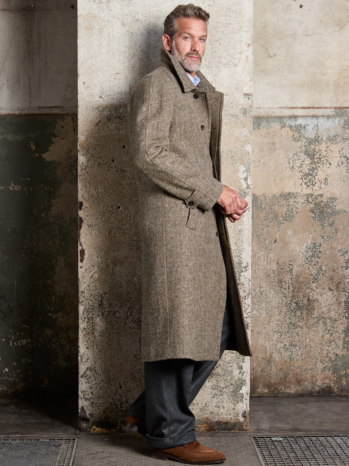 Raglanmantel Fischgrät John Hanly Tweed Olive Light Brown Seitenansicht am Model, zugeknöpft — John Crocket