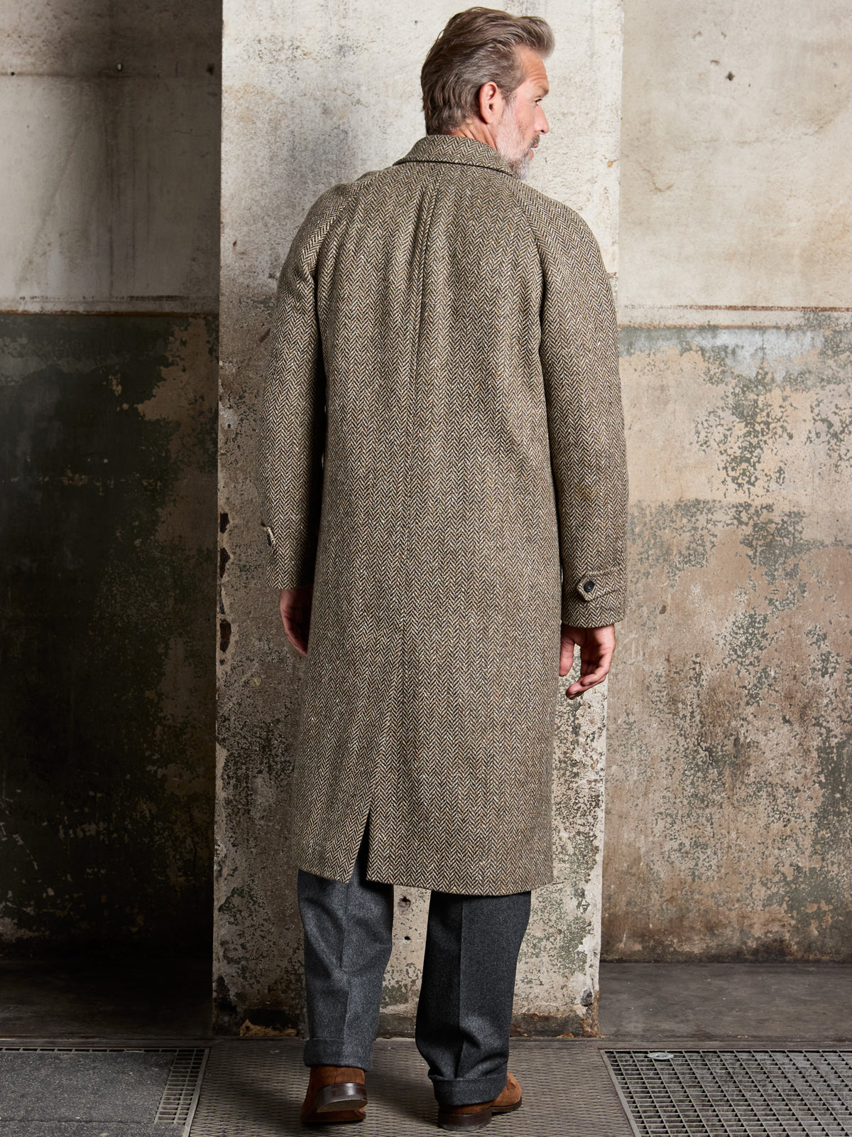 Raglanmantel Fischgrät John Hanly Tweed Olive Light Brown Rückansicht am Model — John Crocket