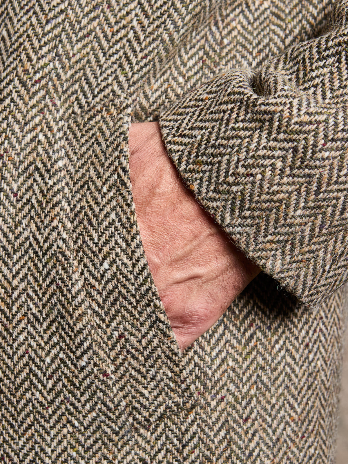 Raglanmantel Fischgrät John Hanly Tweed Olive Light Brown Detailansicht der Eingrifftasche — John Crocket