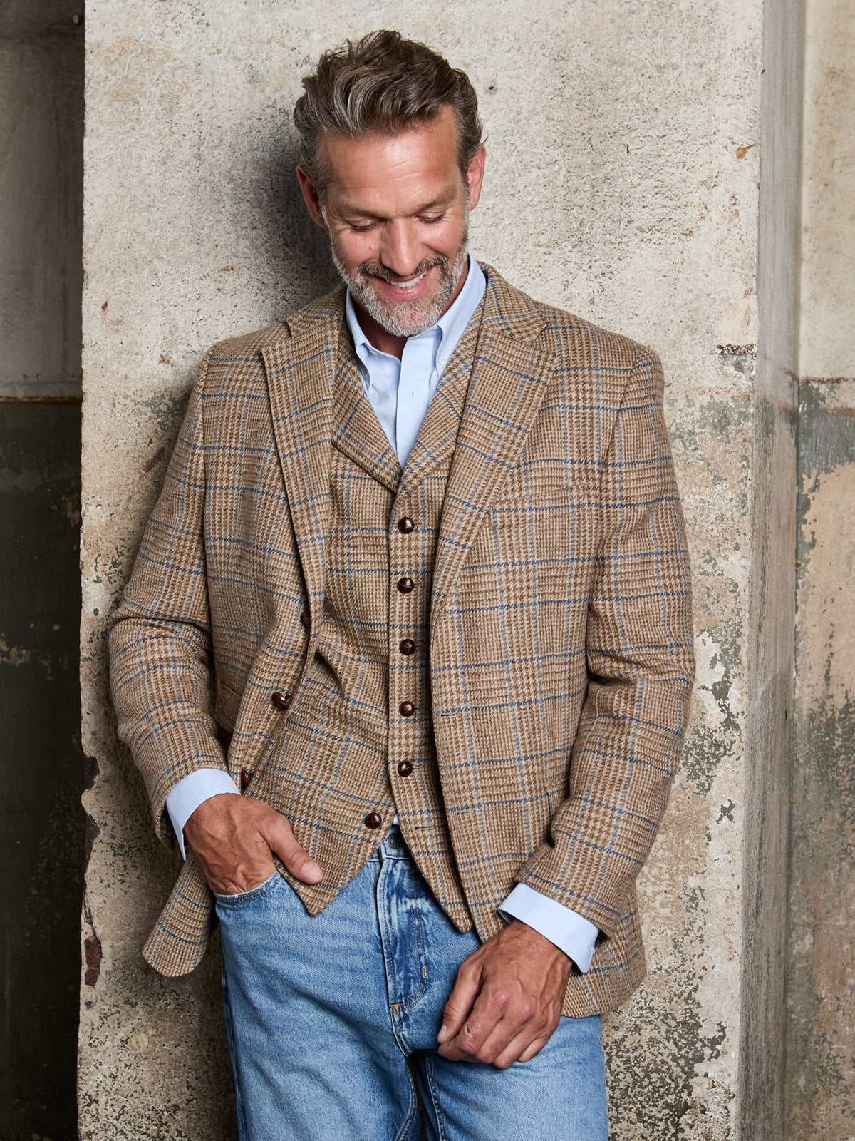 Tweed-Sakko Prince-of-Wales-Karo Magee Tweed Sand über Weste zu Jeans getragen, angelehnt — John Crocket