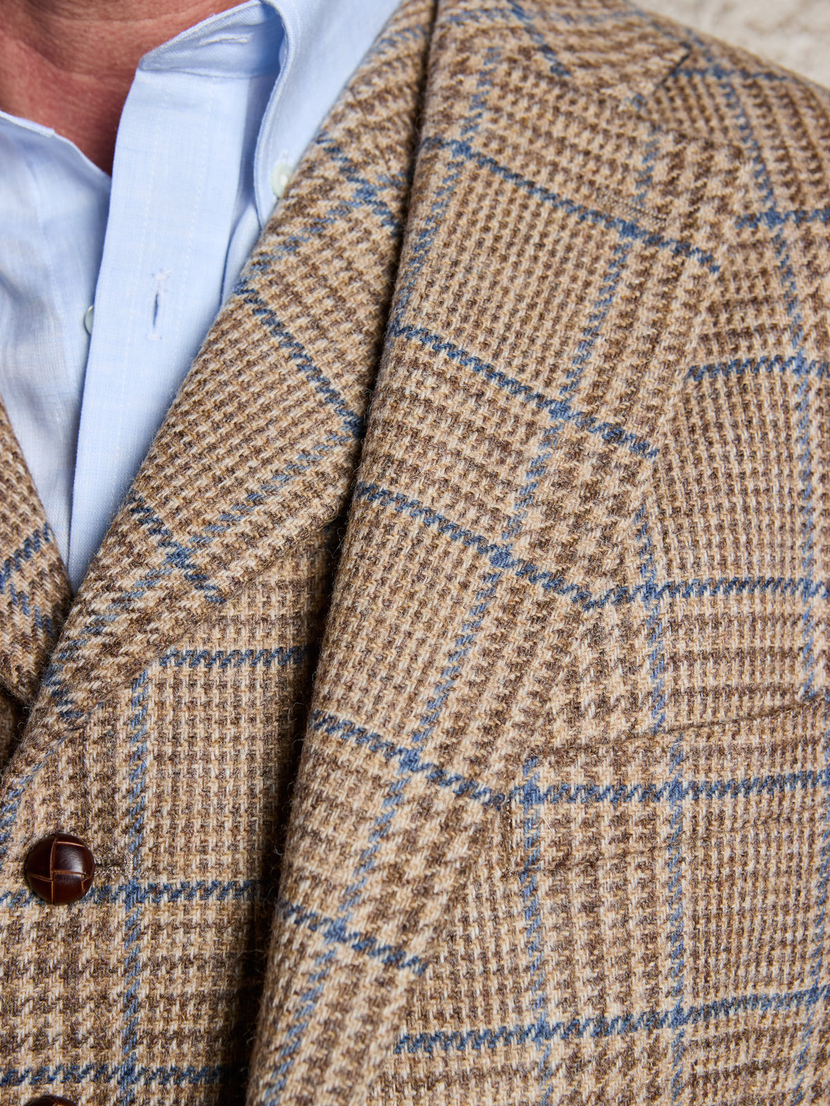 Tweed-Sakko Prince-of-Wales-Karo Magee Tweed Sand Stoffdetail am Revers — John Crocket
