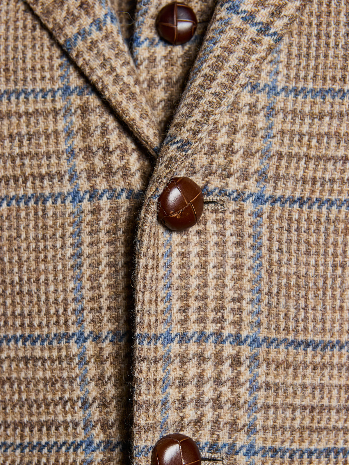 Tweed-Sakko Prince-of-Wales-Karo Magee Tweed Sand Detailansicht der Lederknöpfe — John Crocket