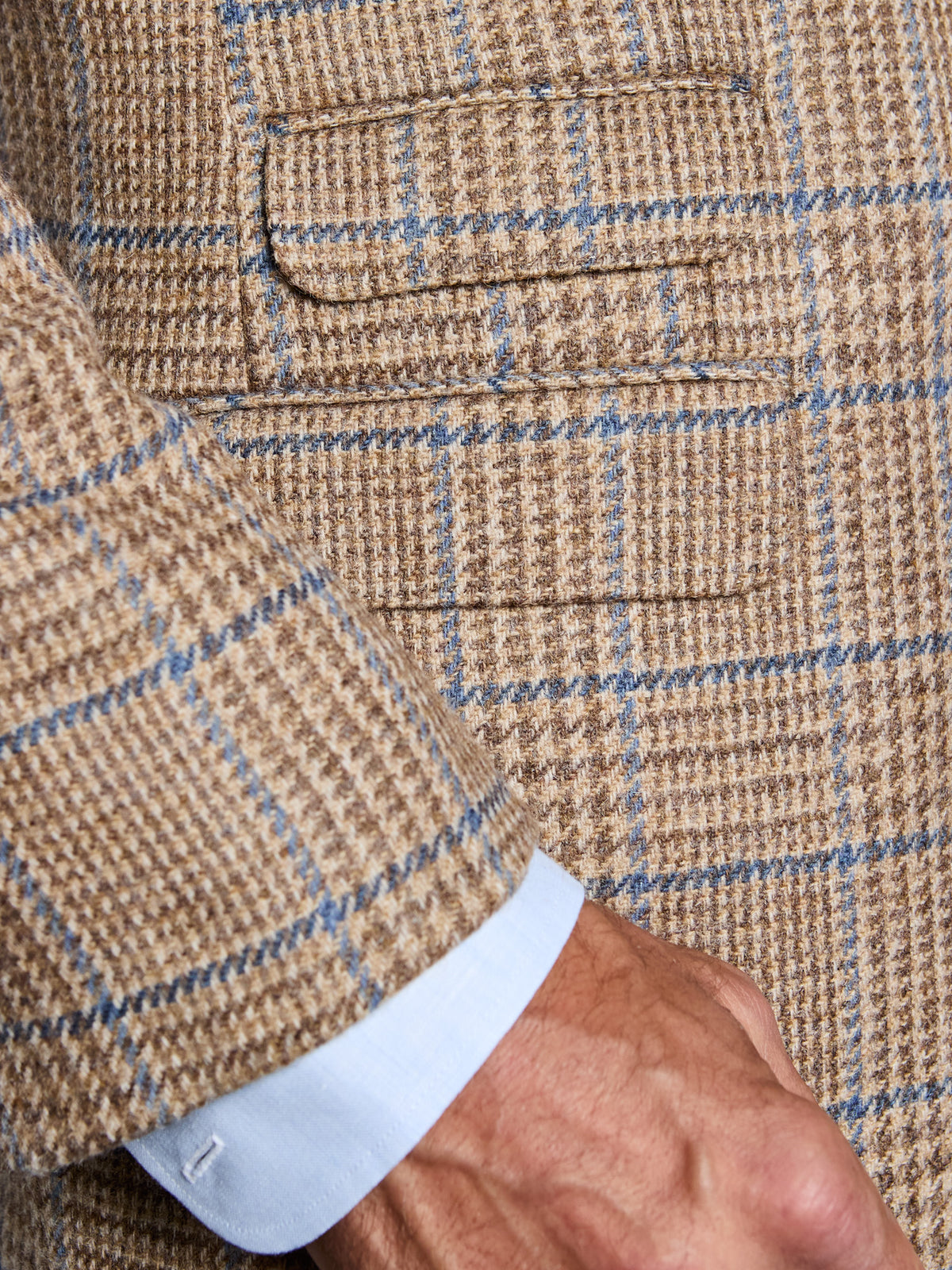 Tweed-Sakko Prince-of-Wales-Karo Magee Tweed Sand Detailansicht der Pattentaschen — John Crocket