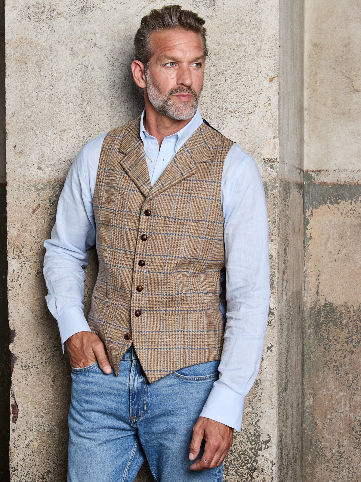 Tweed-Weste Prince-of-Wales-Karo Magee Tweed Sand Frontalansicht am Model zu Hemd und Jeans — John Crocket