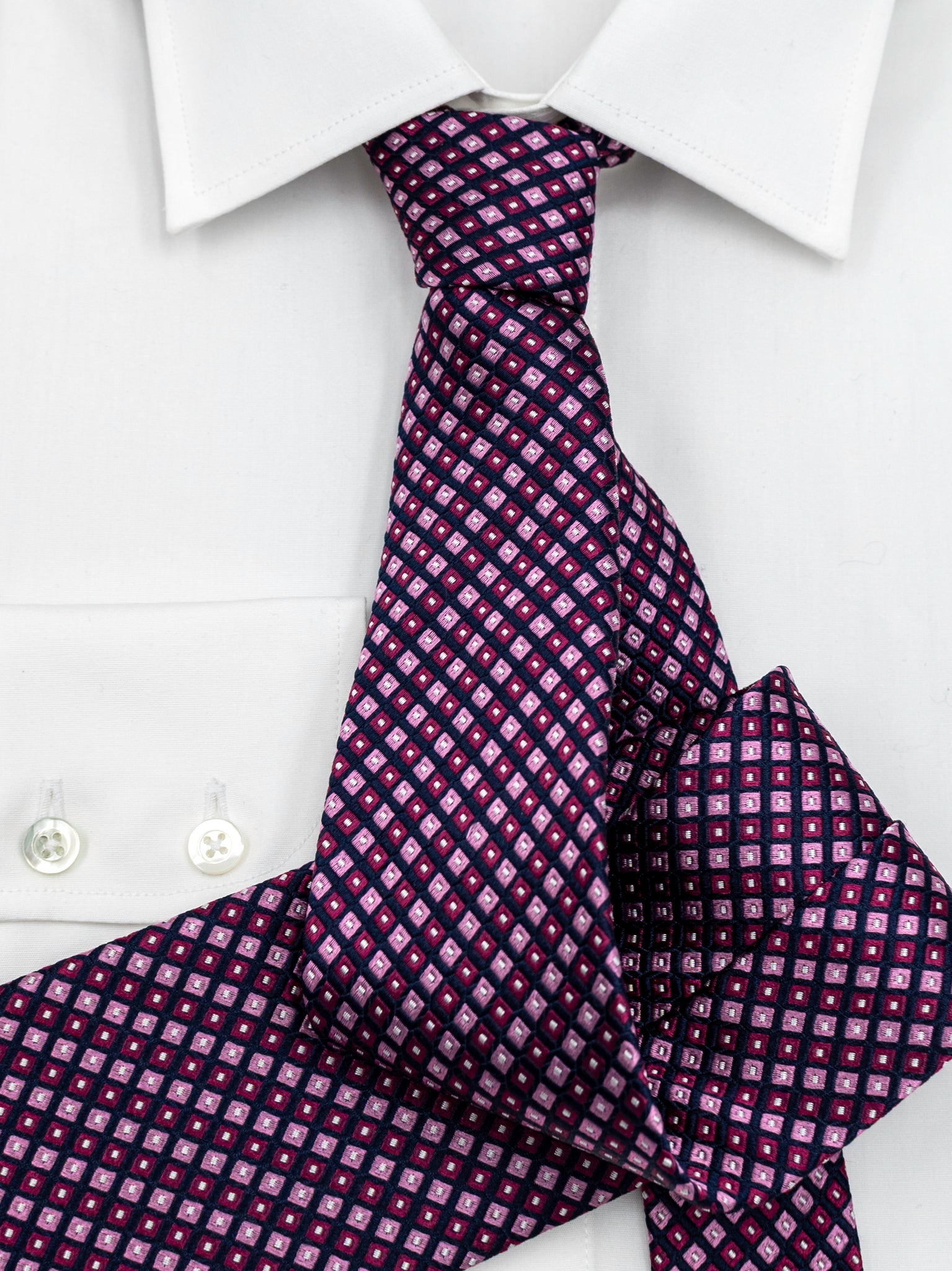 Patterned tie in purple / pink