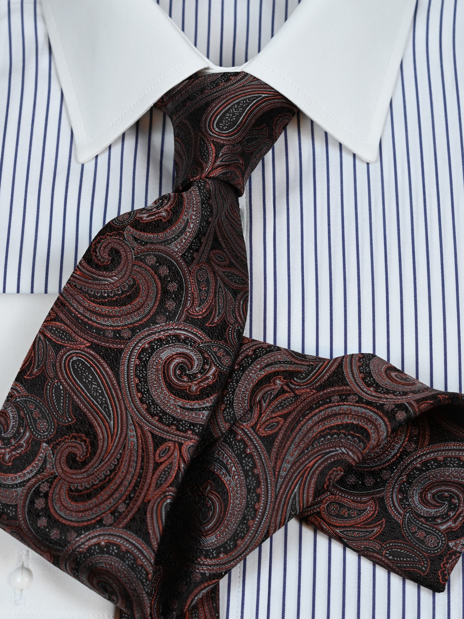 Krawatte mit Paisley in braun/rost