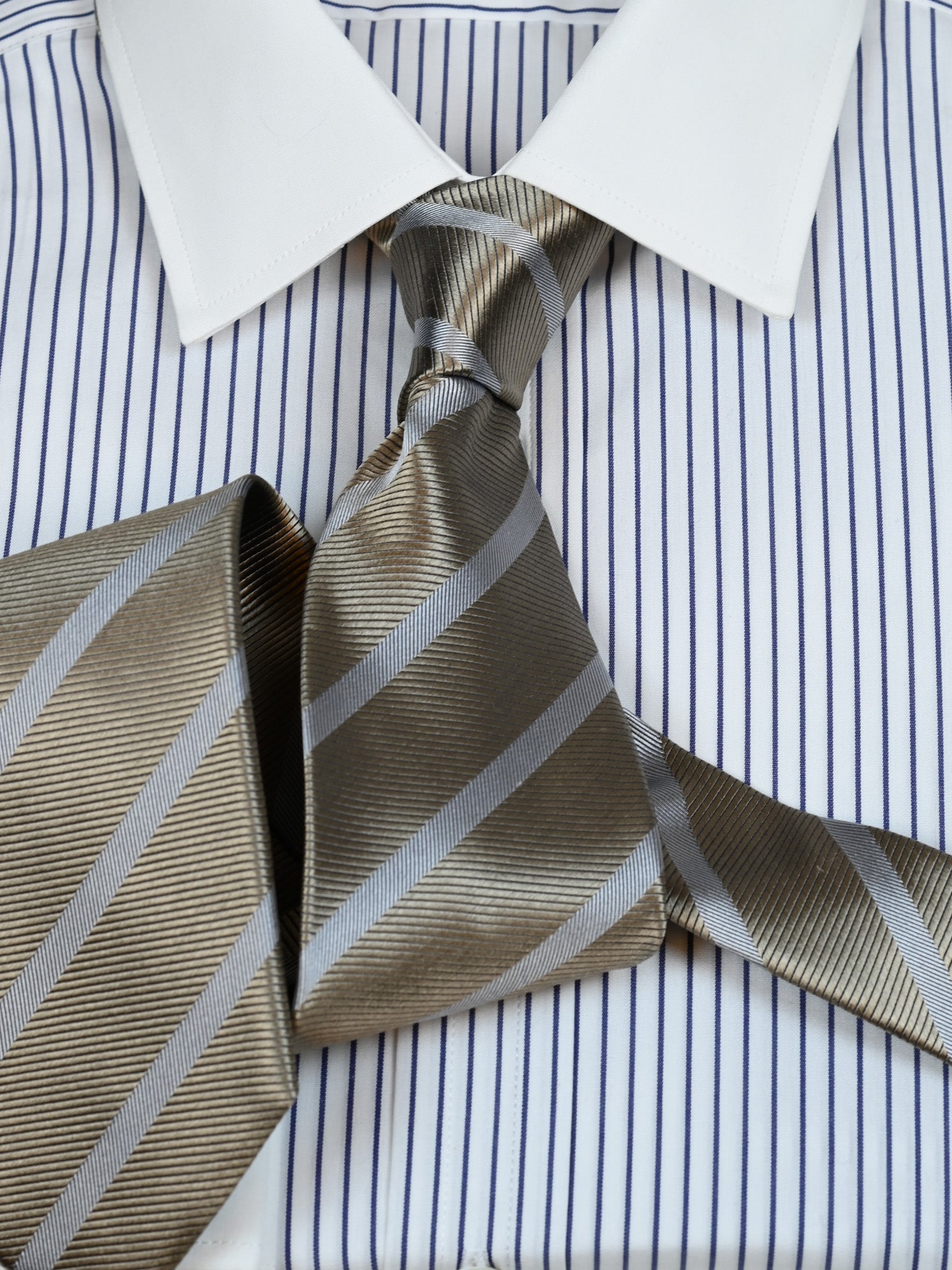 Krawatte mit Streifen in champagner/silber