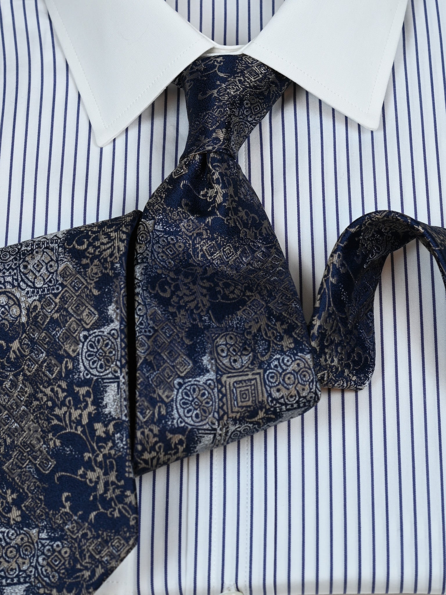 Seidenkrawatte Ornamente in navy/gold, Detailansicht