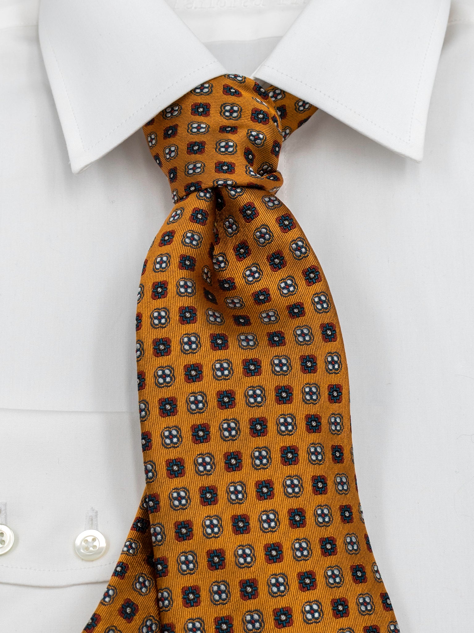 Tie with flowers in gold